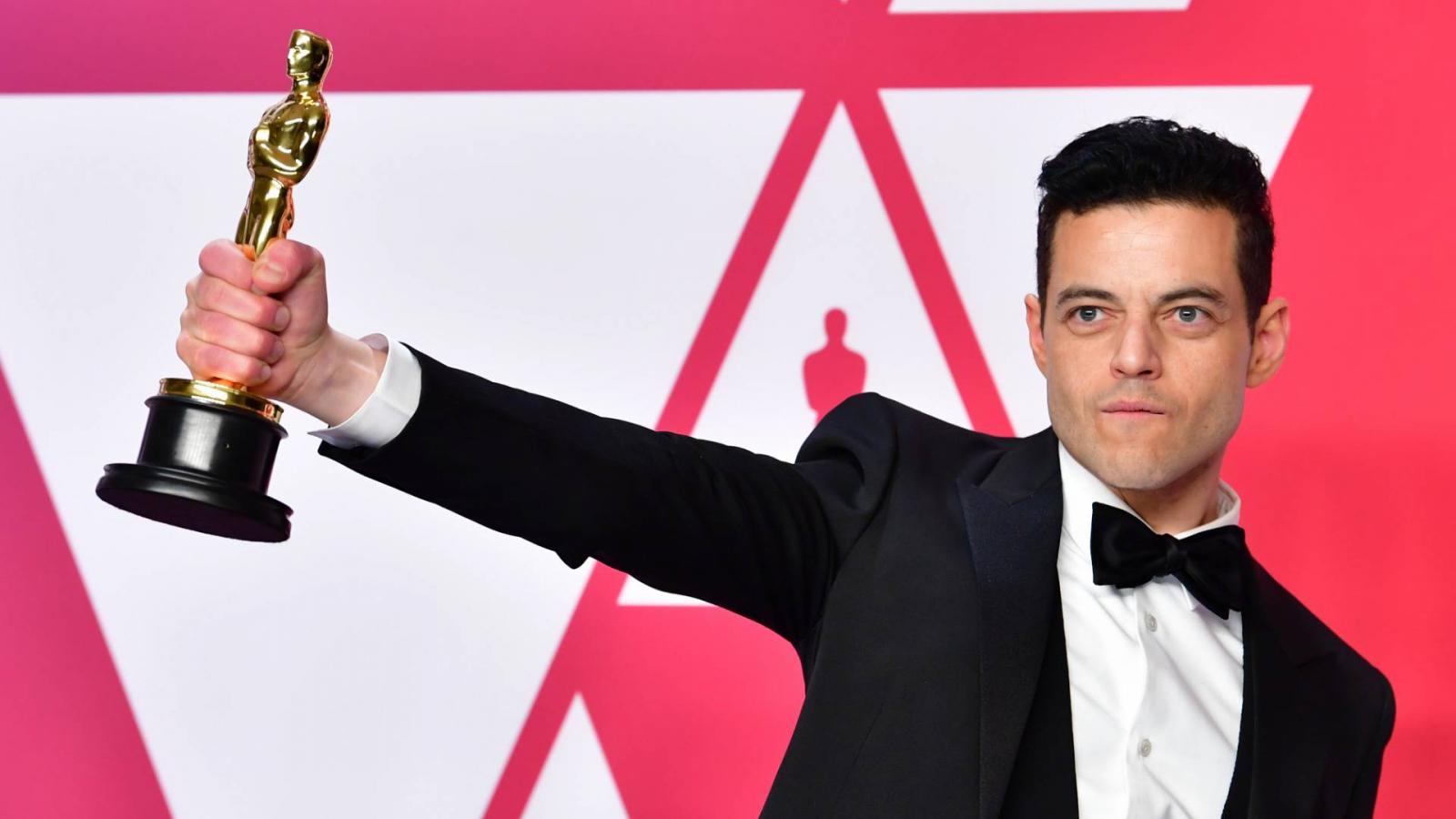 A Bohém rapszódiáért díjazott Rami Malek fotósok előtt pózol a 91. Oscar-gálán