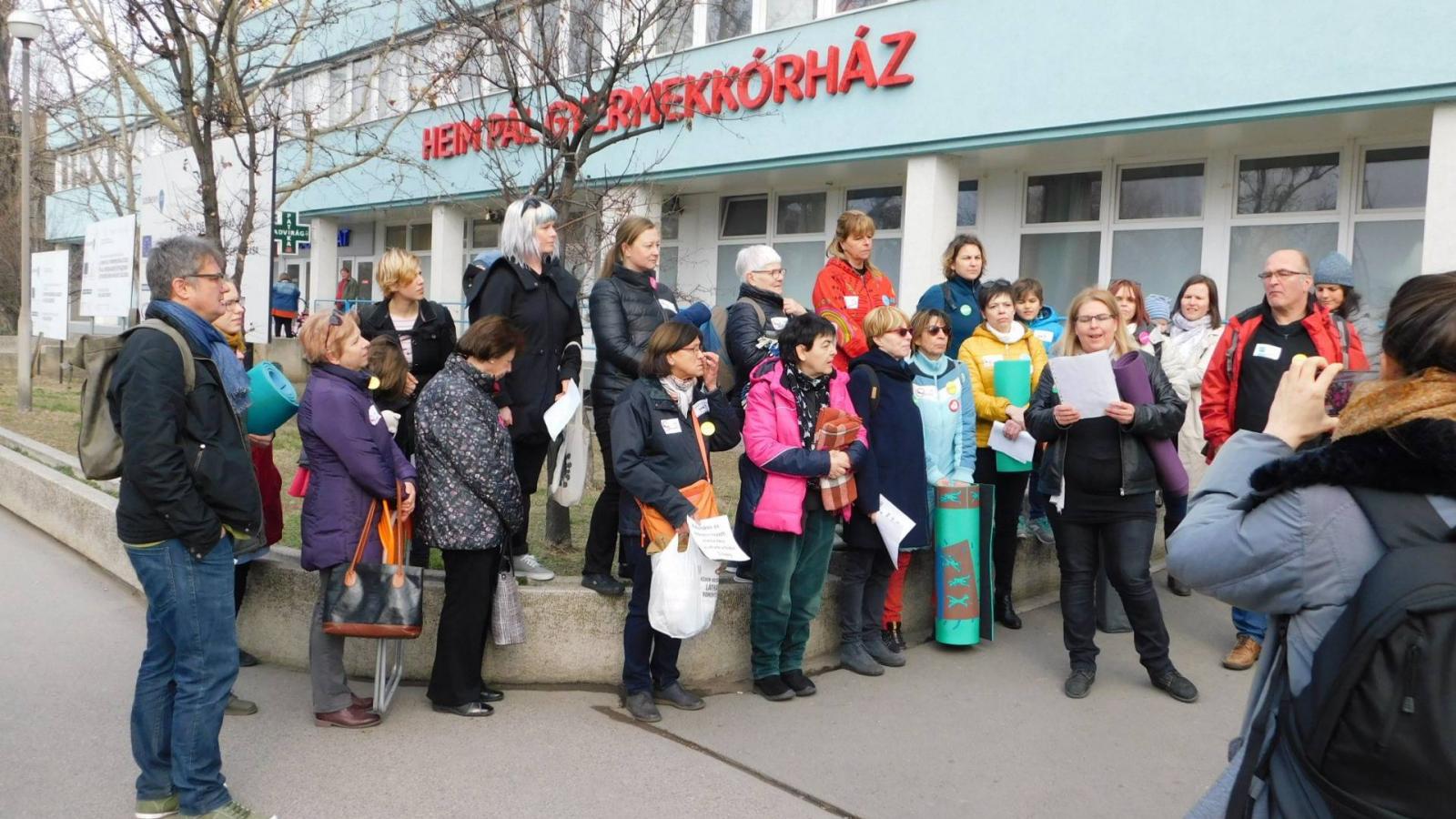 Szülők a Heim Pál Gyermekkórház előtt az ágyak használatba állításáért demonstrálva