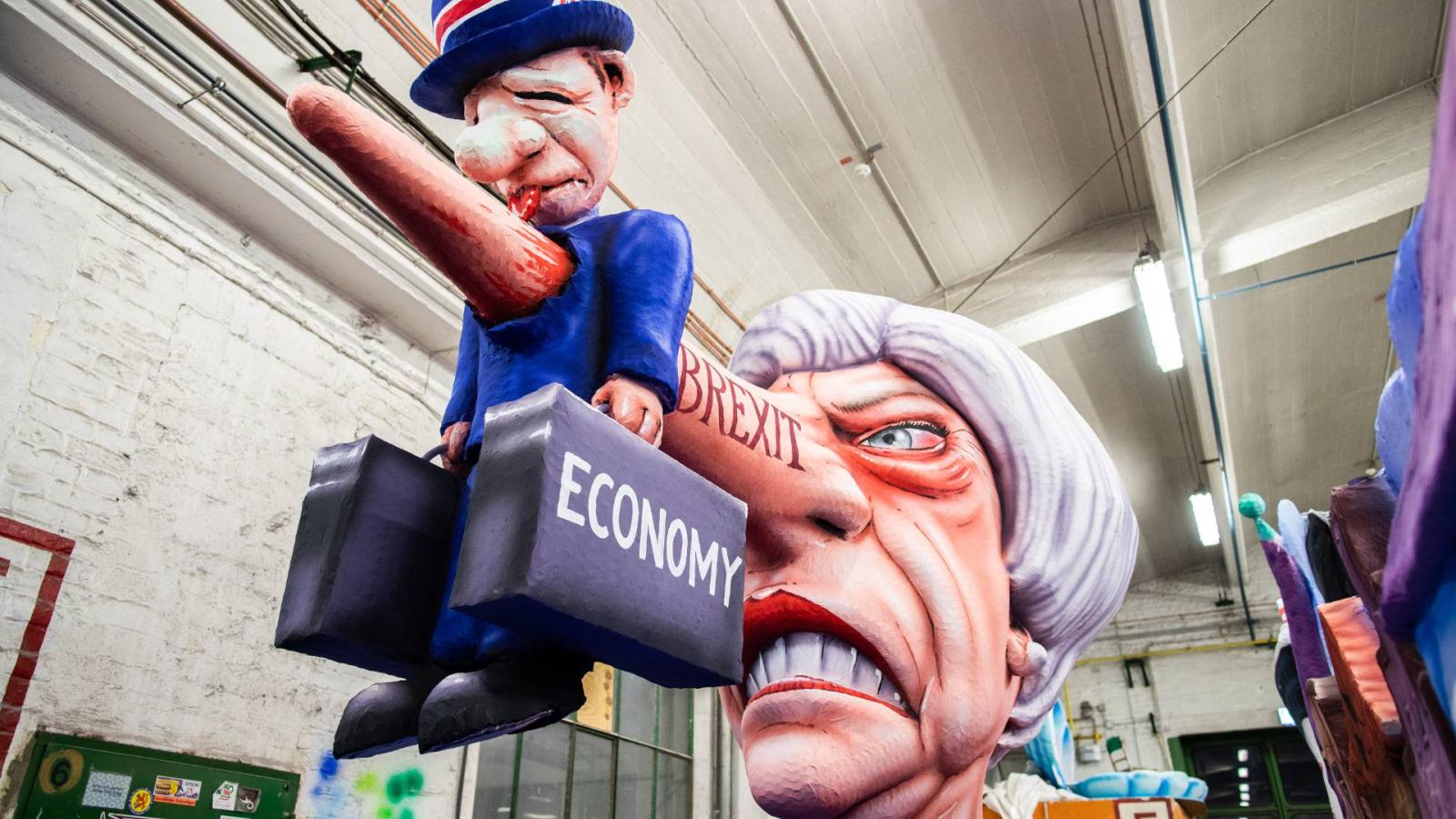 A düsseldorfi farsangon Pinocchióként ábrázolták Mayt