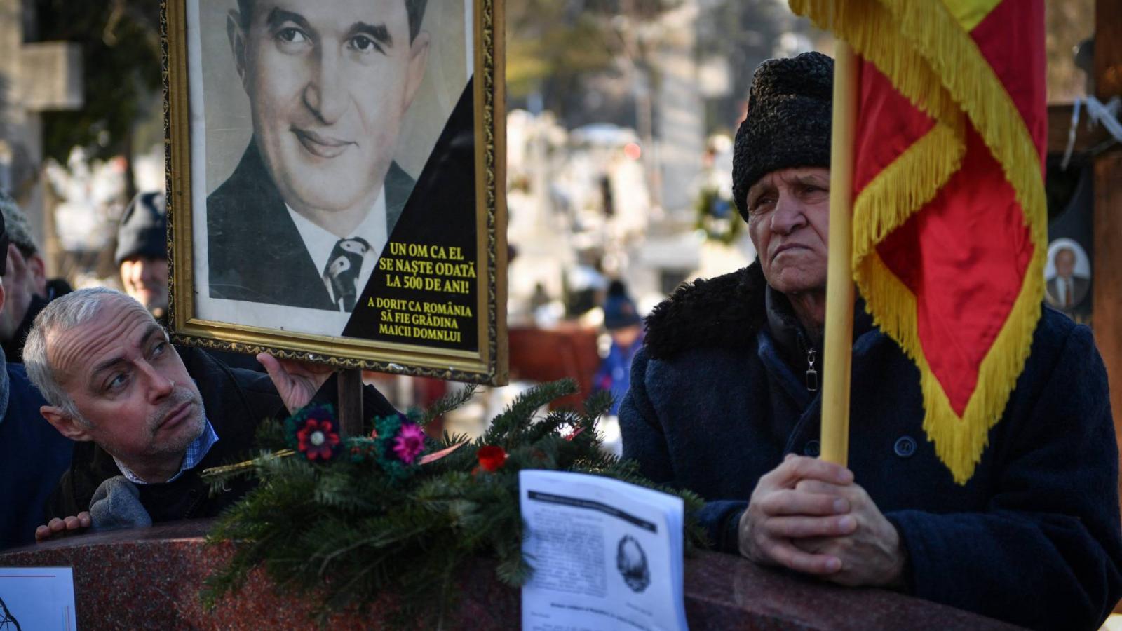 Ceausescu is tovább él. Csak rajongással tudnak viszonyulni