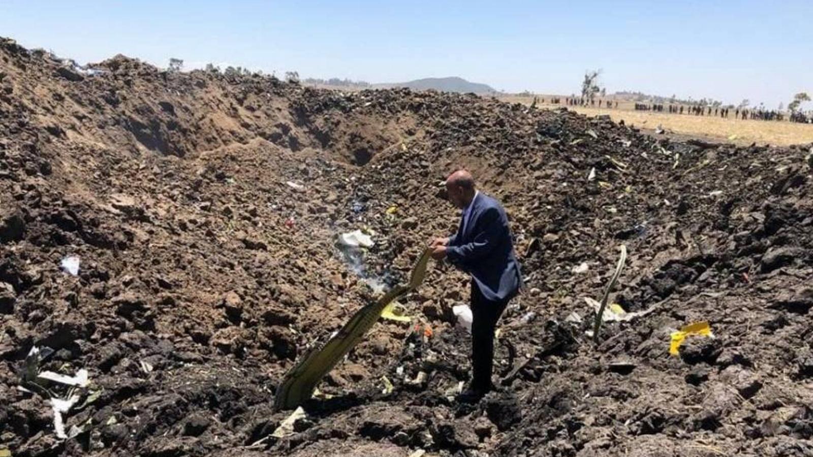 Egy férfi az Ethiopian Airlines lezuhant gépének roncsai között