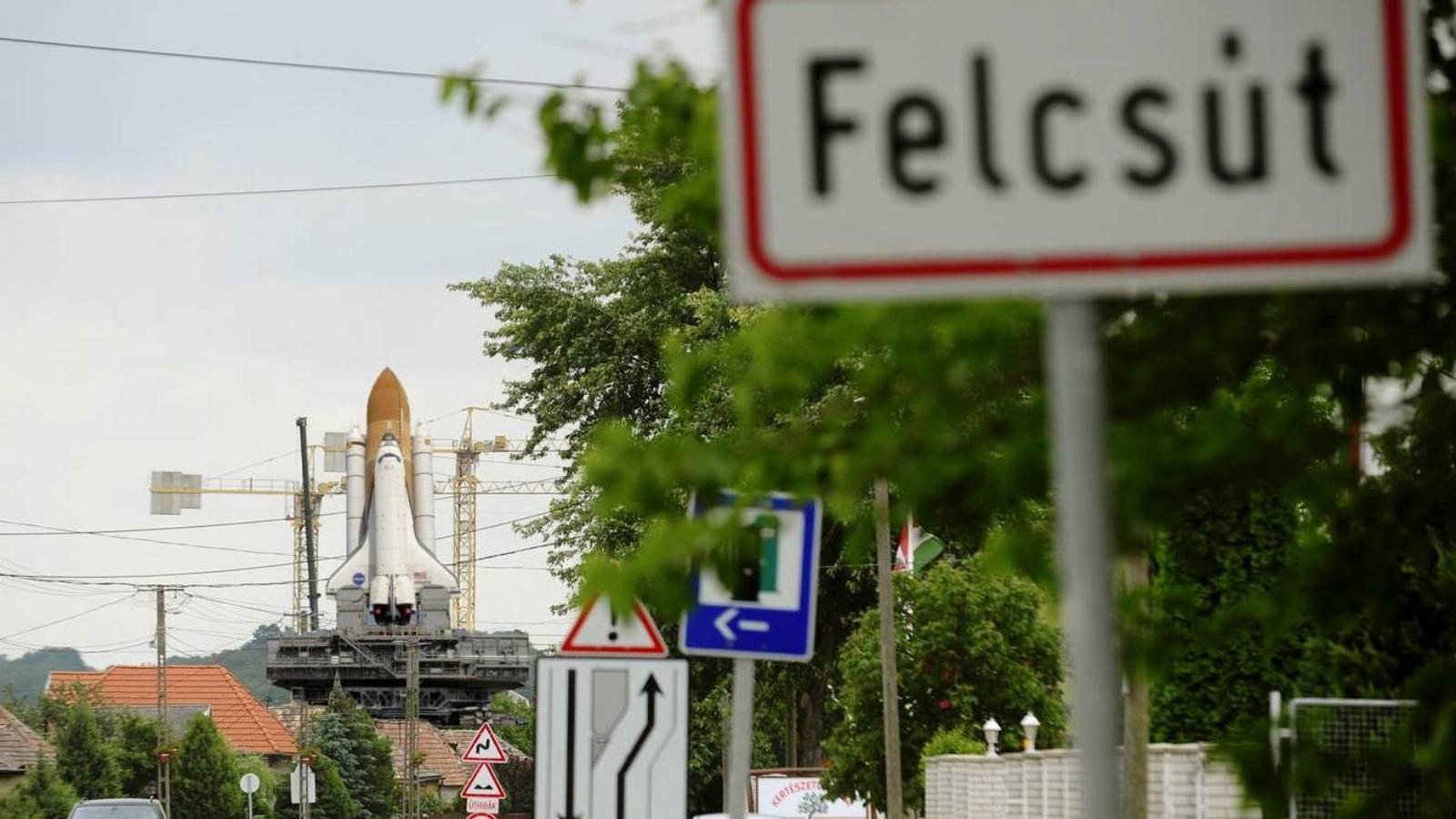 Egyre inkább jóslatnak tűnik az MKKP-féle vicc a felcsúti űrközpontról.