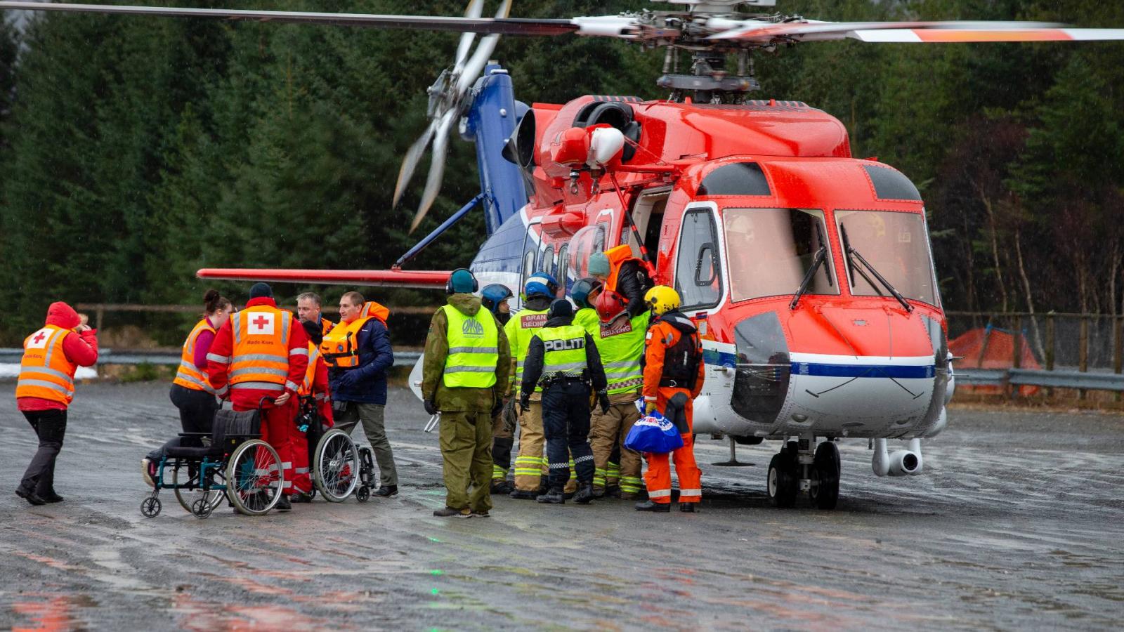 A helikopterrel kimentett embereket azonnal átadták az orvosi csapatnak