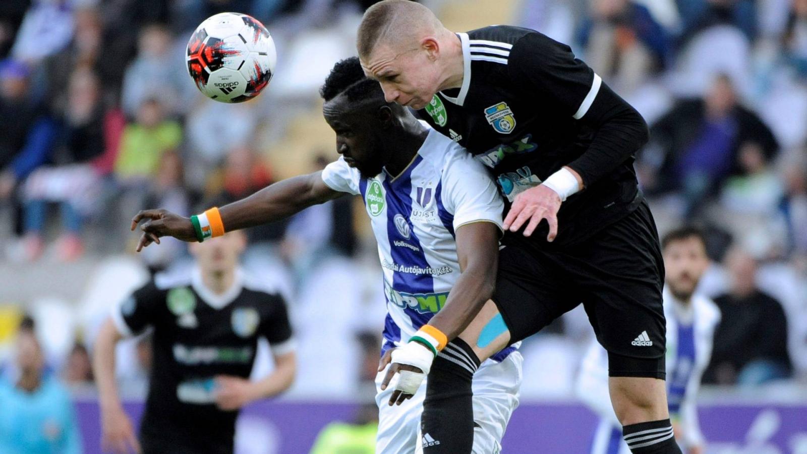 Lacina Traoré, az Újpest játékosa (b) és a mezőkövesdi Szalai Attila