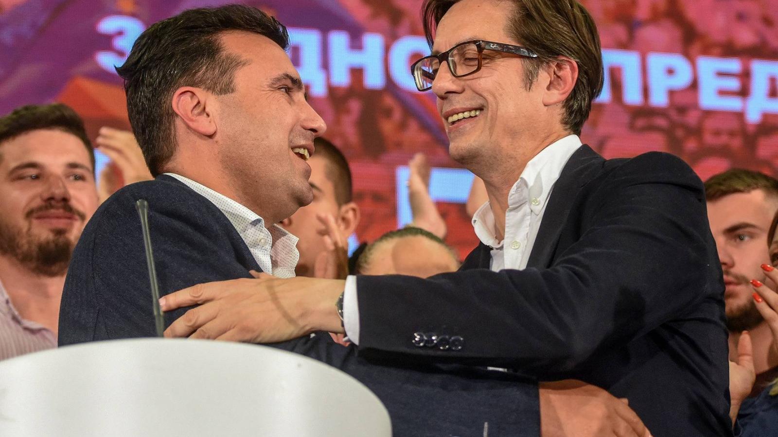 Sztevo Pendarovszki jobbra, és Zoran Zaev miniszterelnök balra