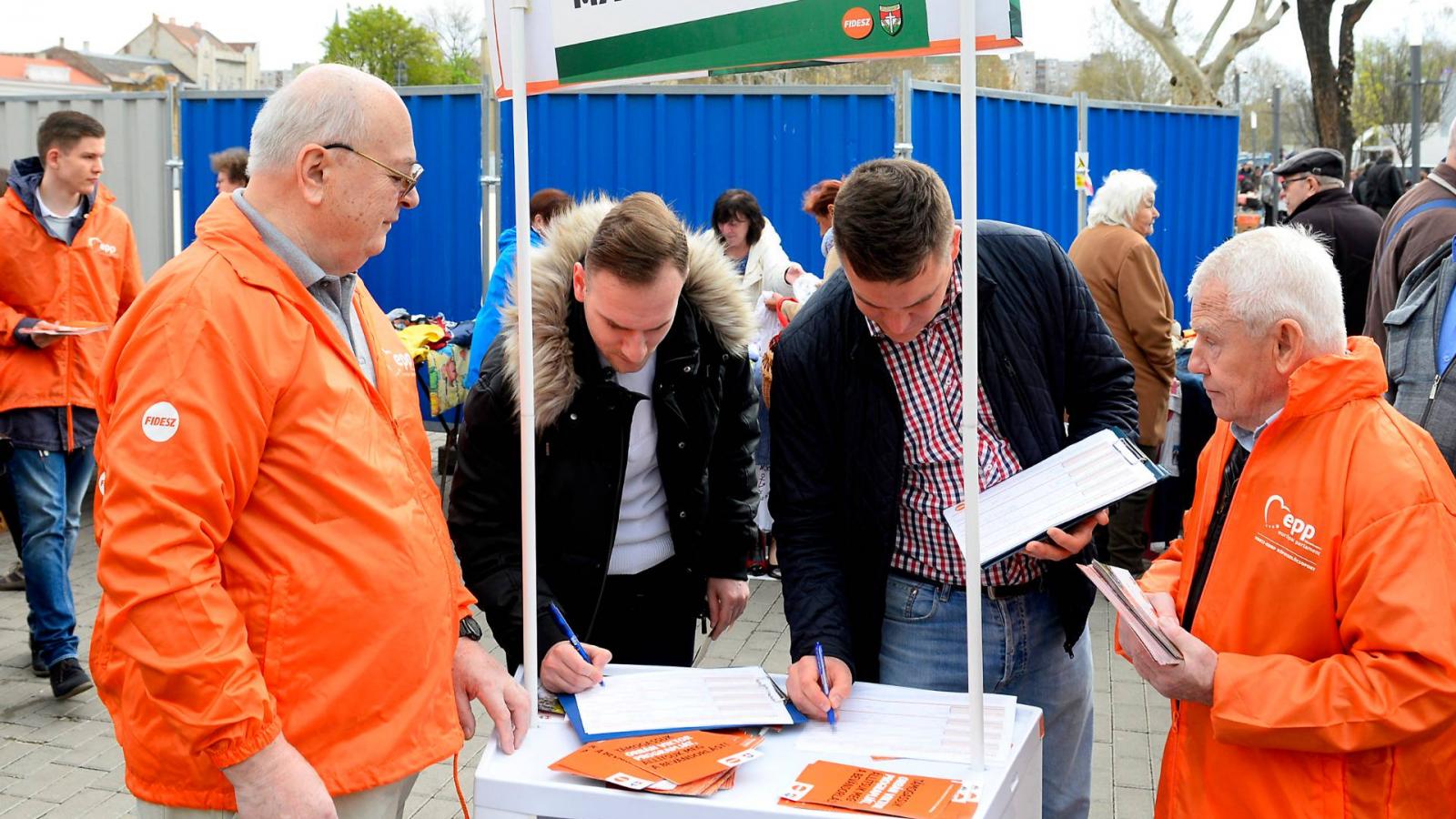 Aláírják az íveket a Fidesz országos aláírásgyűjtő akciójának kezdetén tartott sajtótájékoztatón