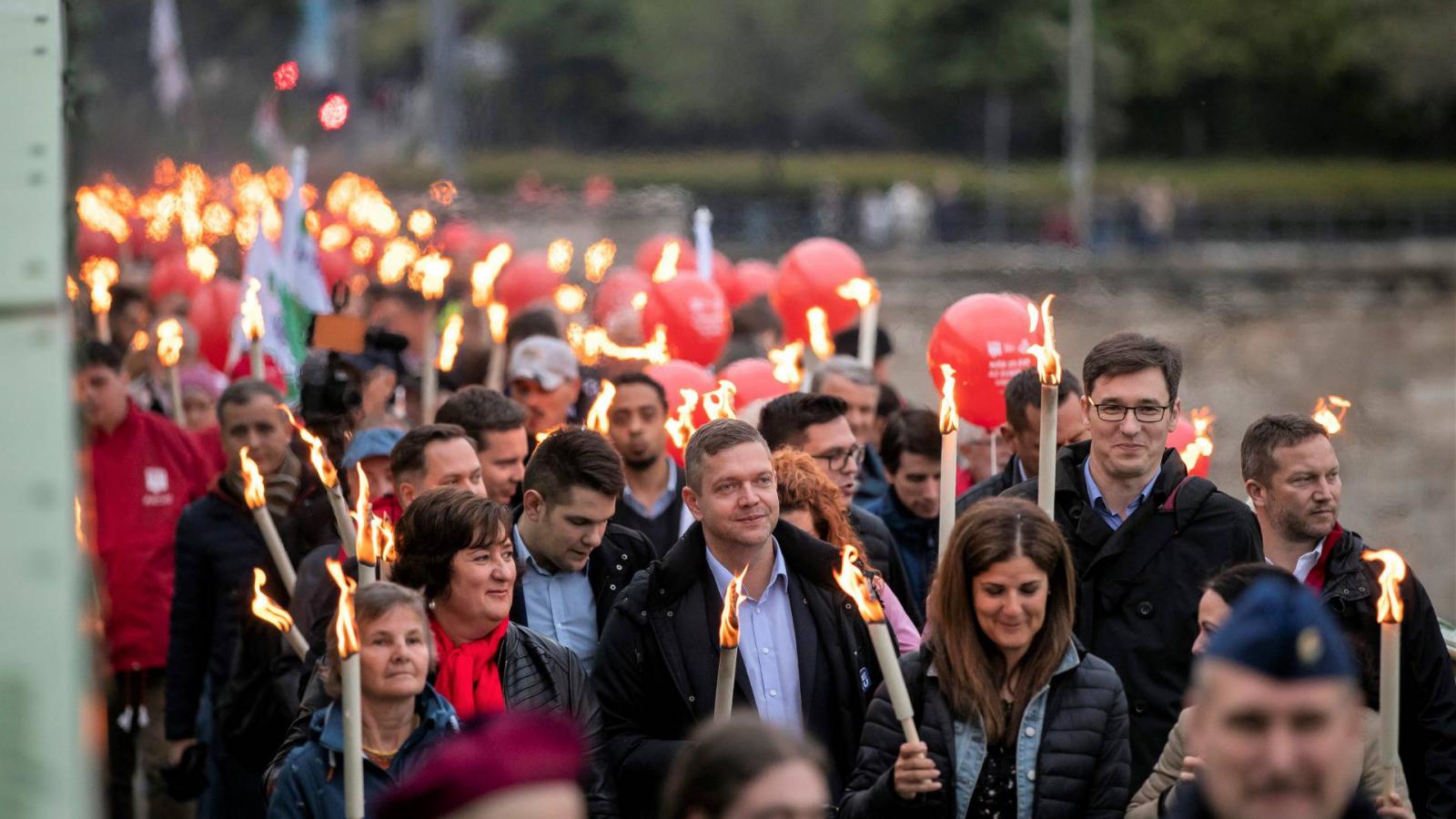 Tóth Bertalan, az MSZP elnöke, az MSZP-Párbeszéd közös listájának vezetője (k), Karácsony Gergely főpolgármester-jelölt (j2) és 