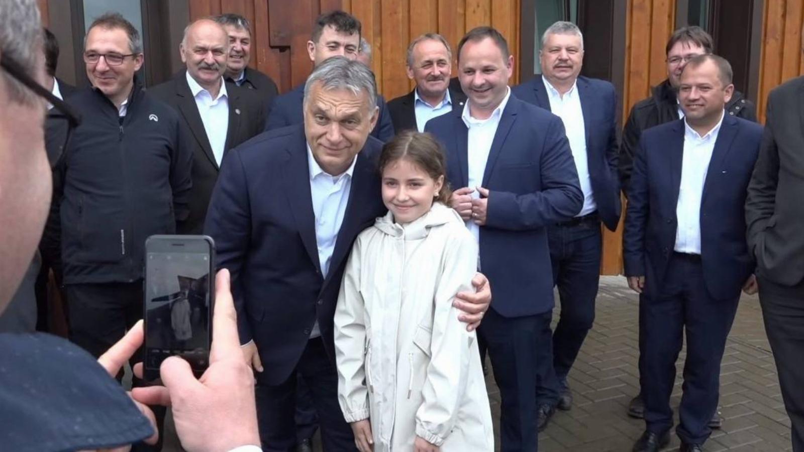 Orbán Viktor egy kislányt karol át Csíkszentsimonban