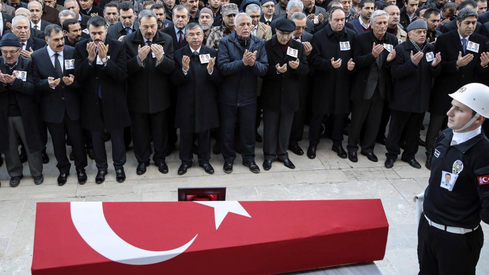 A merényletben meghalt rendőrök temetése