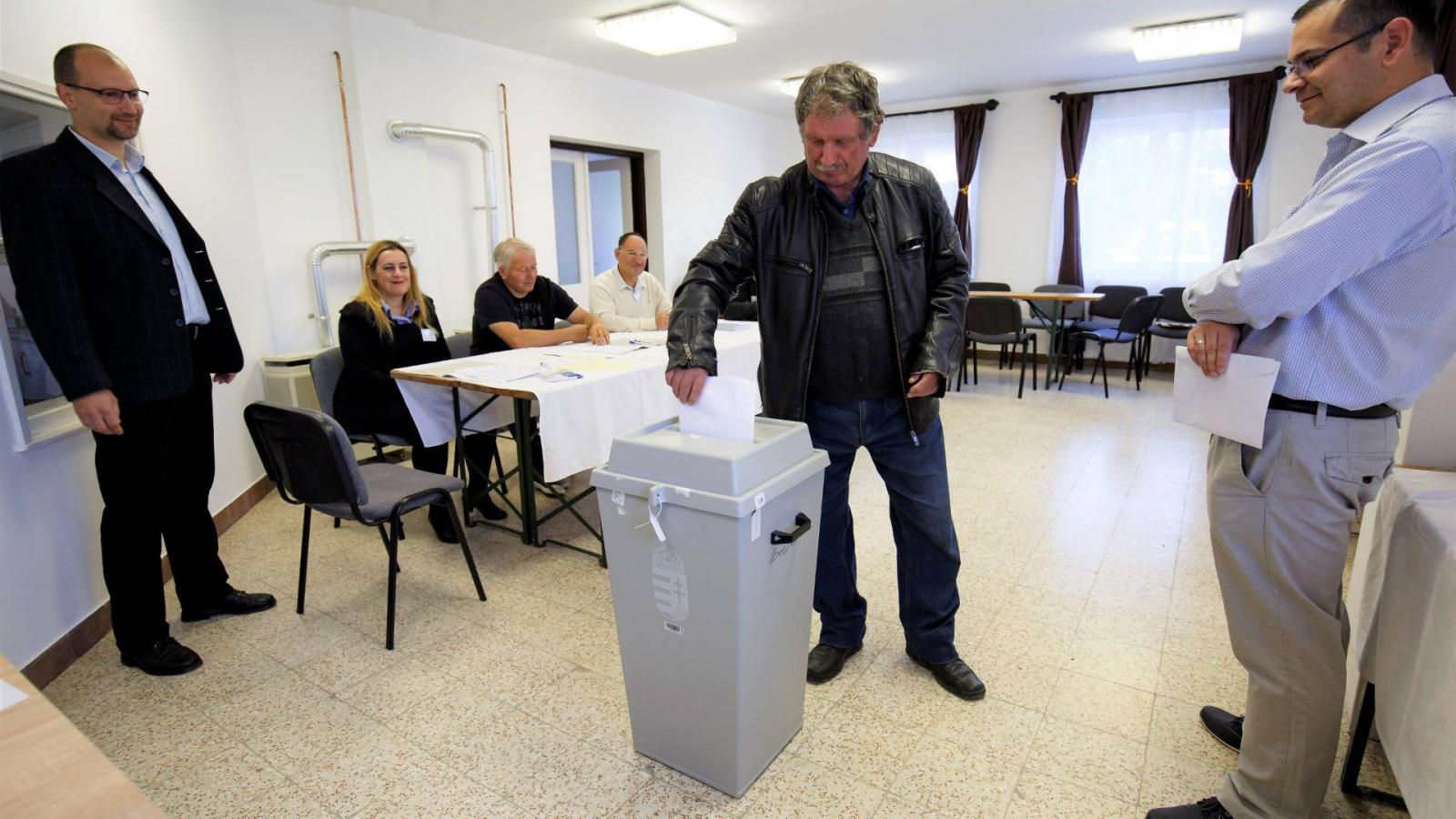 Szavazás a legkisebb szavazókörben a Zala megyei Iborfián