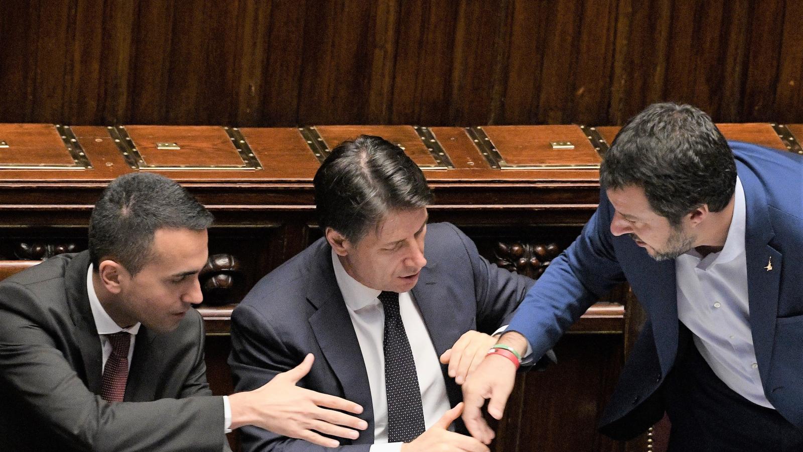 Giseppe Conte középen, Di Maio balra és Salvini jobbra. Korábbi felvétel.