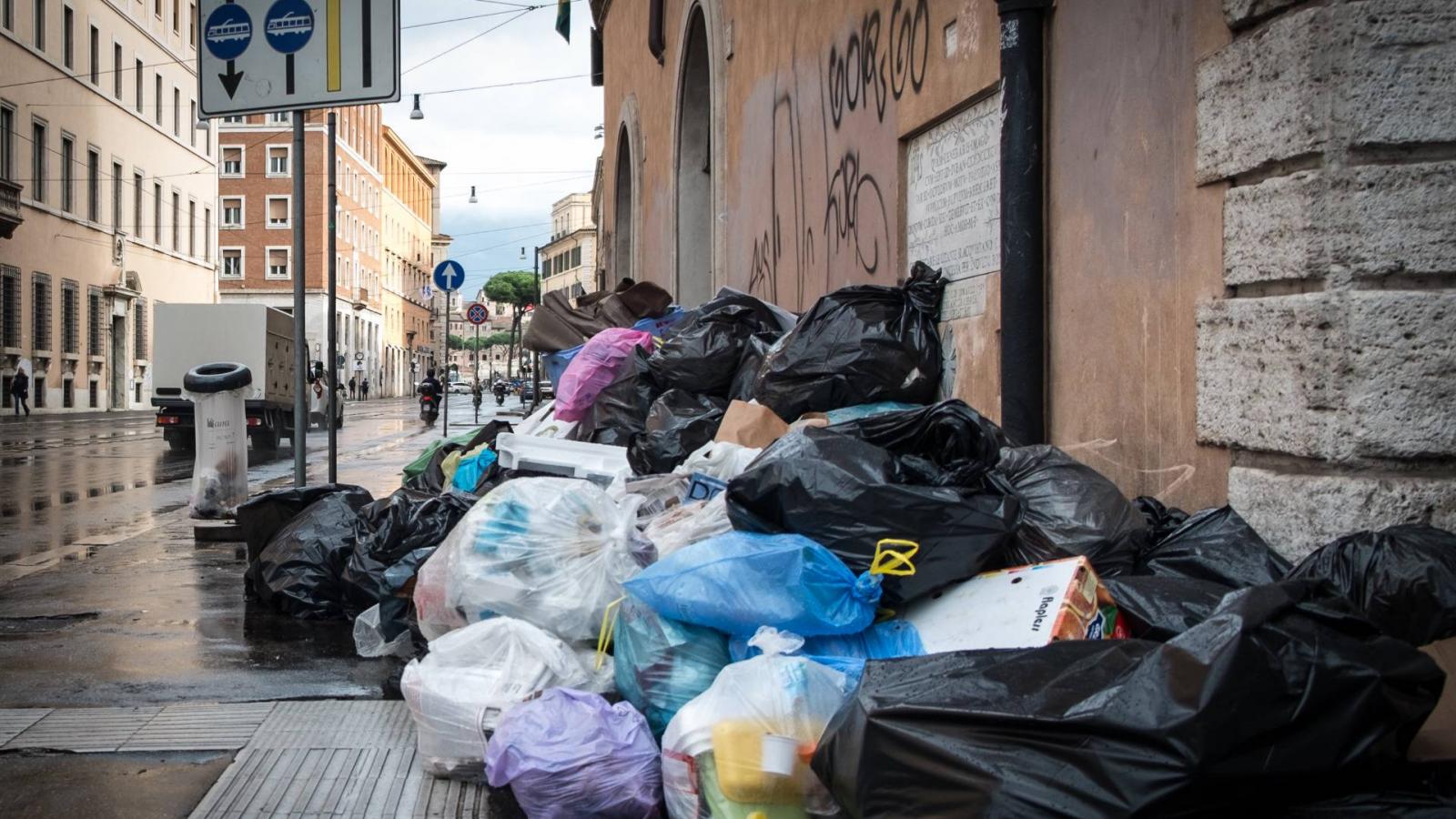 Gyűlik a szemét a római utcákon - A kép korábbi felvétel