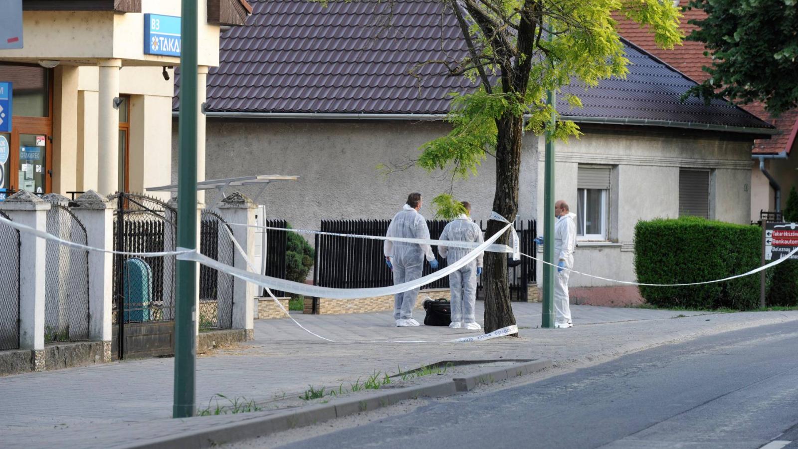 Bűnügyi helyszínelől dolgoznak a Bugyin egy bankfiók előtt, amit 2019. július 1-jén kirabolt egy ismeretlen fegyveres támadó