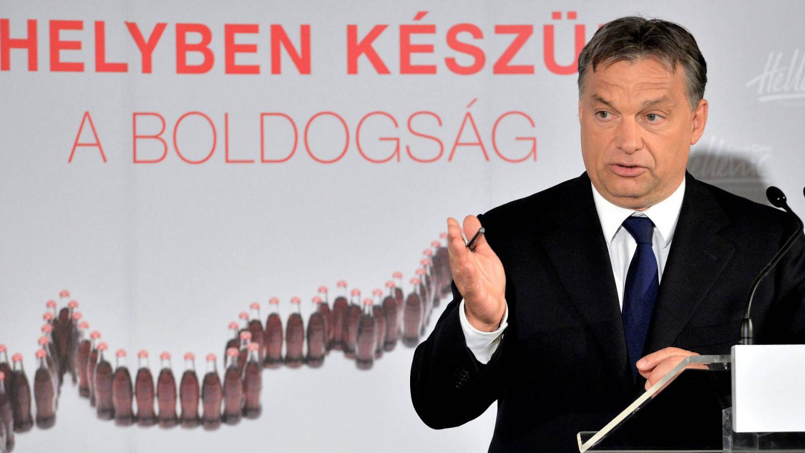 Orbán Viktor miniszterelnök beszédet mond a Coca-Cola HBC Magyarország dunaharaszti üzemében, ahol együttműködési megállapodást írt alá és felavatta a fémdobozos üdítőitalok új gyártósorát.