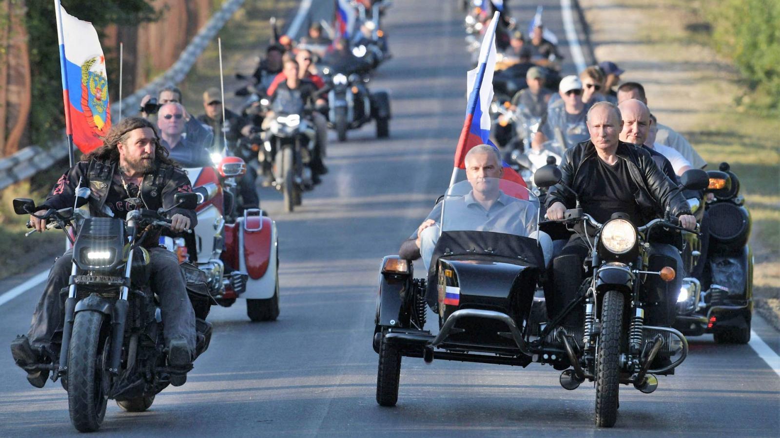 Putyin, sisak nélkül az Éjszakai Farkasok motoros konvojában