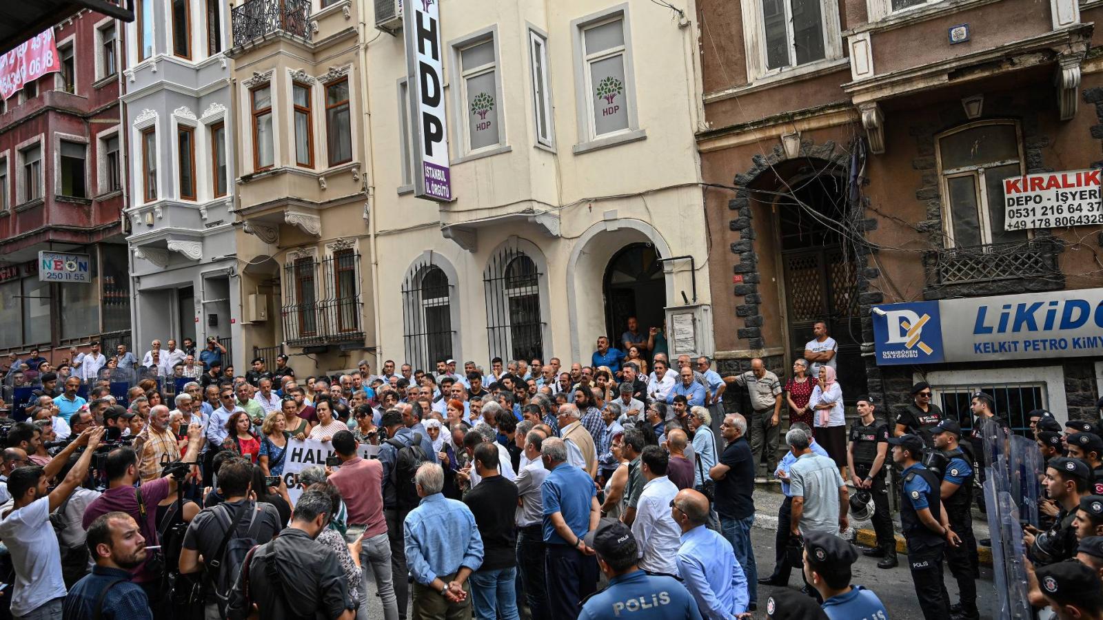 Demonstráció a HDP isztambuli székháza előtt, augusztus 19.