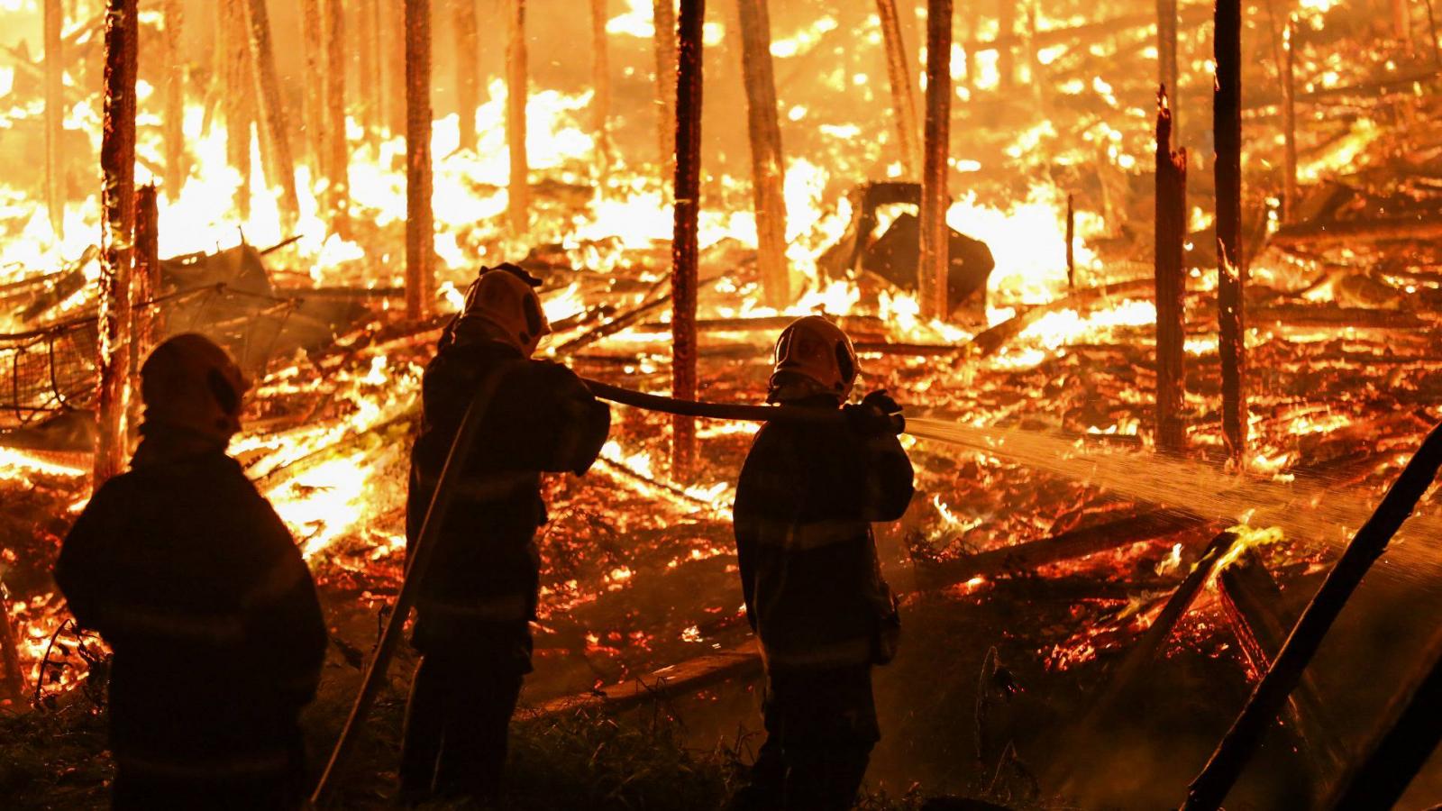 Tűzoltók dolgoznak Brazíliában az Amazonas-medence egyik hatalmas erdőtüzénél