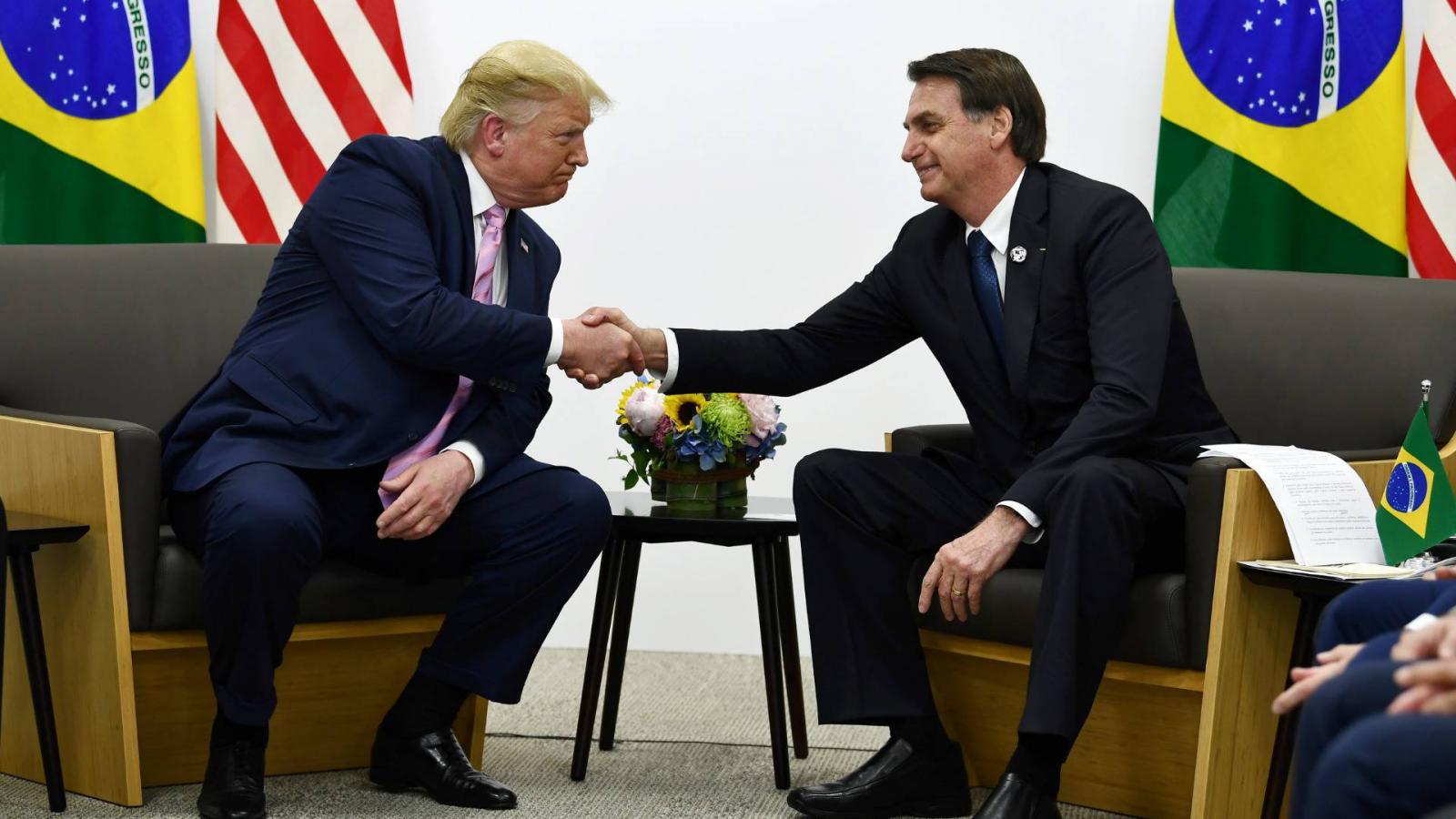 Donald Trump és Jair Bolsonaro kezet fog a 2019. június 28-án, Oszakában megrendezett G20-as csúcstalálkozón