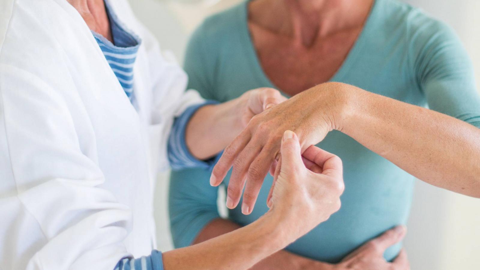 a középső ujj ízületének gyulladása kórtörténet térd artritisz