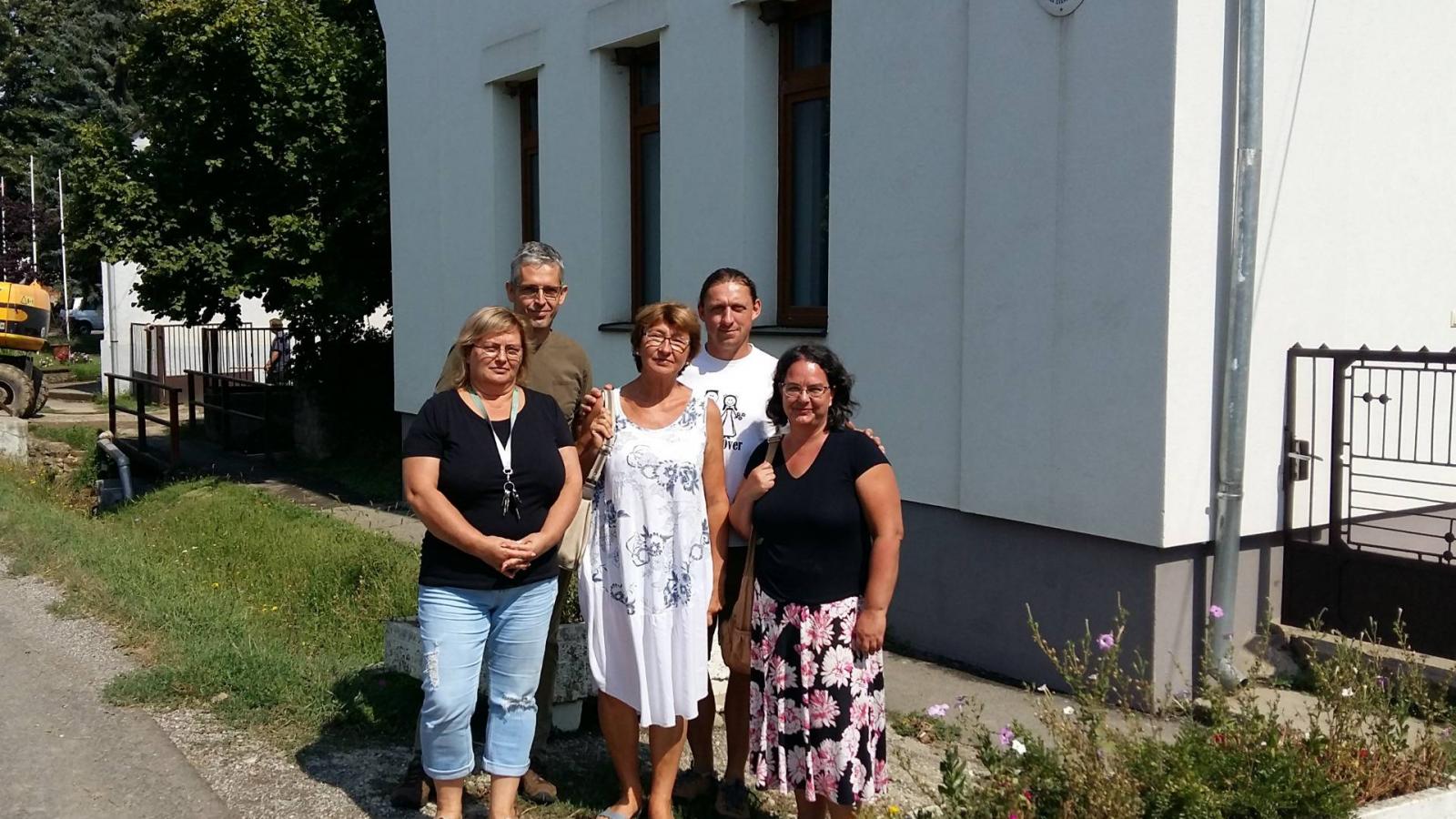 Az abaligeti diákok aggódó szülei a falu iskolája előtt, a hátsó sorban. Jobbra a volt igazgató