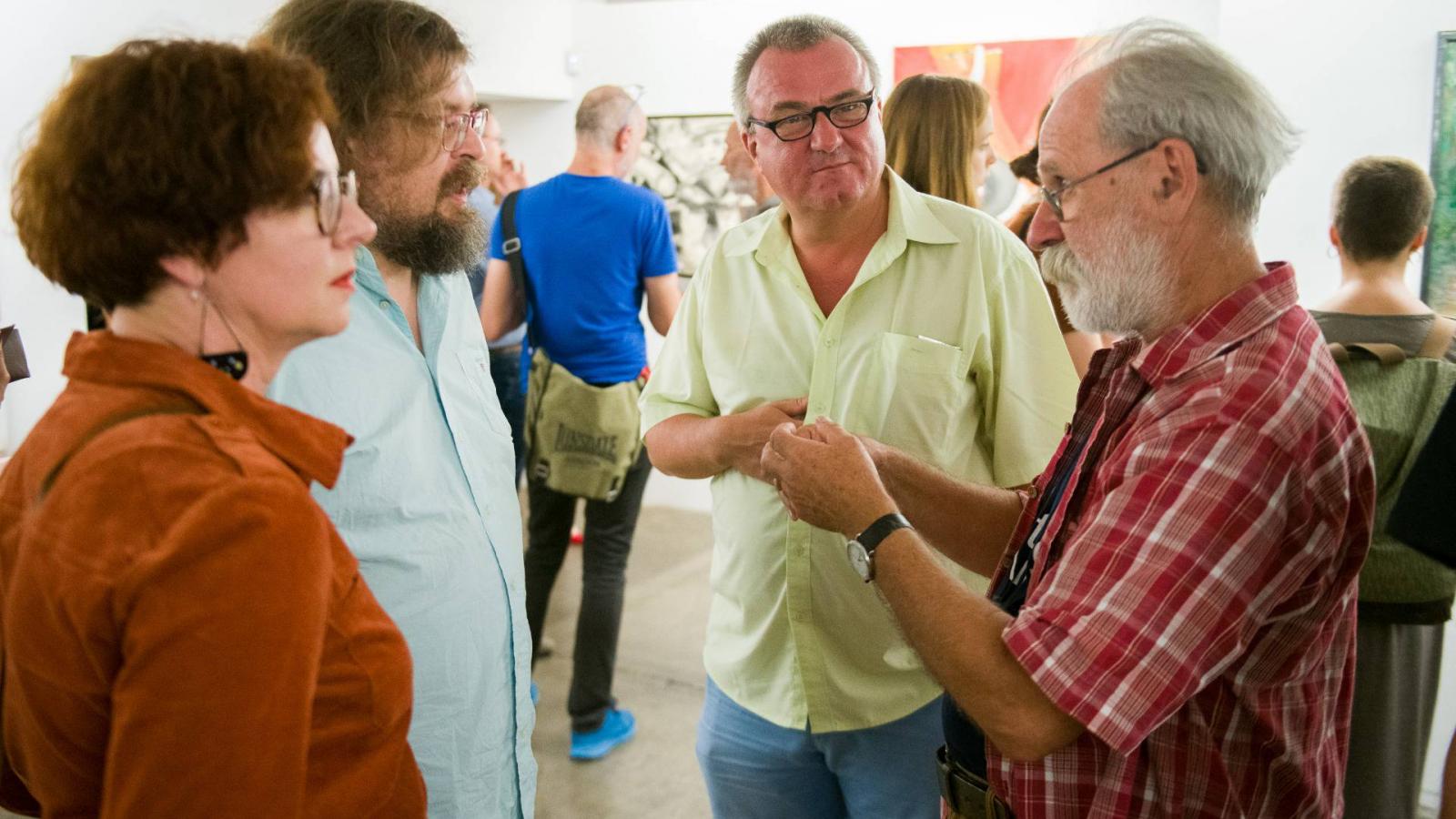 A jubileumi kiállításon minden alkotó helyet kapott, akivel a galéria jelenleg együtt dolgozik. A kép jobb oldalán drMáriás és Bukta Imre