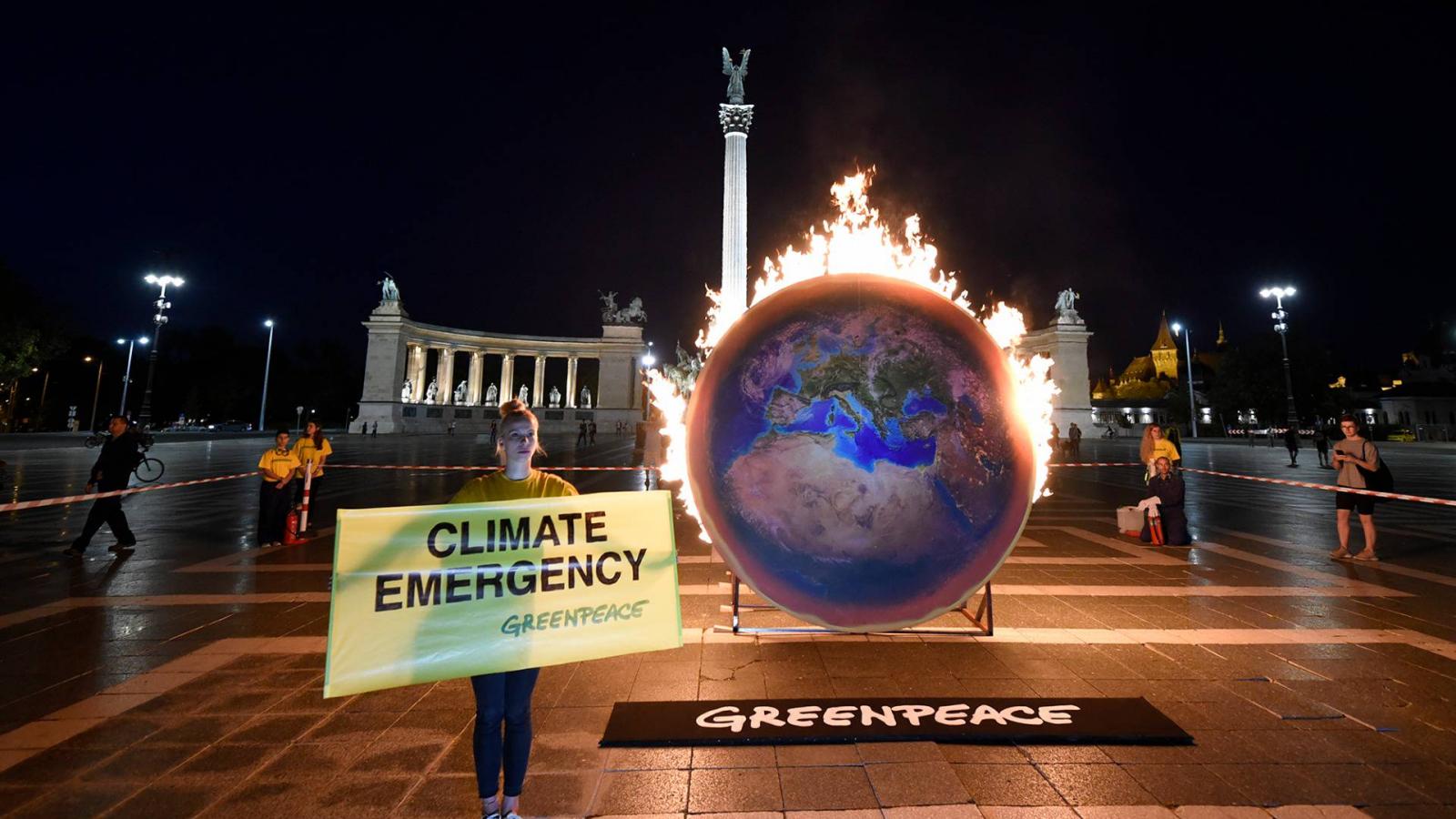 A Greenpeace szeptember 3-i akciója a Hősök terén