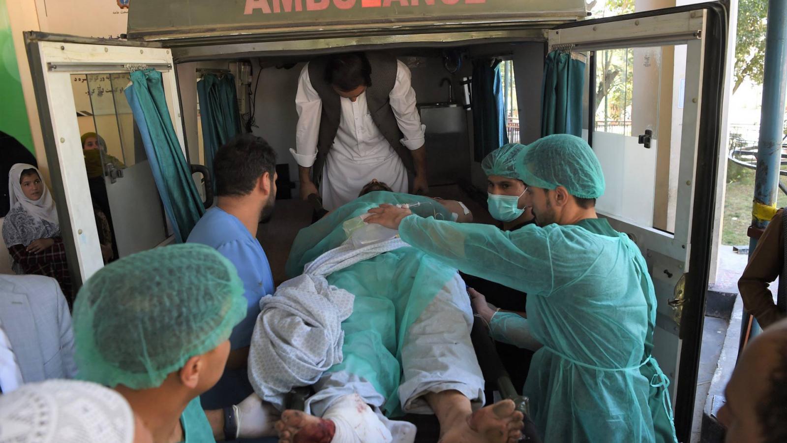 Sérült afgán férfit tesznek mentőautóba 2019. szeptember 17-én, a sebesült is ott volt Asraf Gáni elnök kampányrendezvényén, ahol a tálibok bombát robbantottak