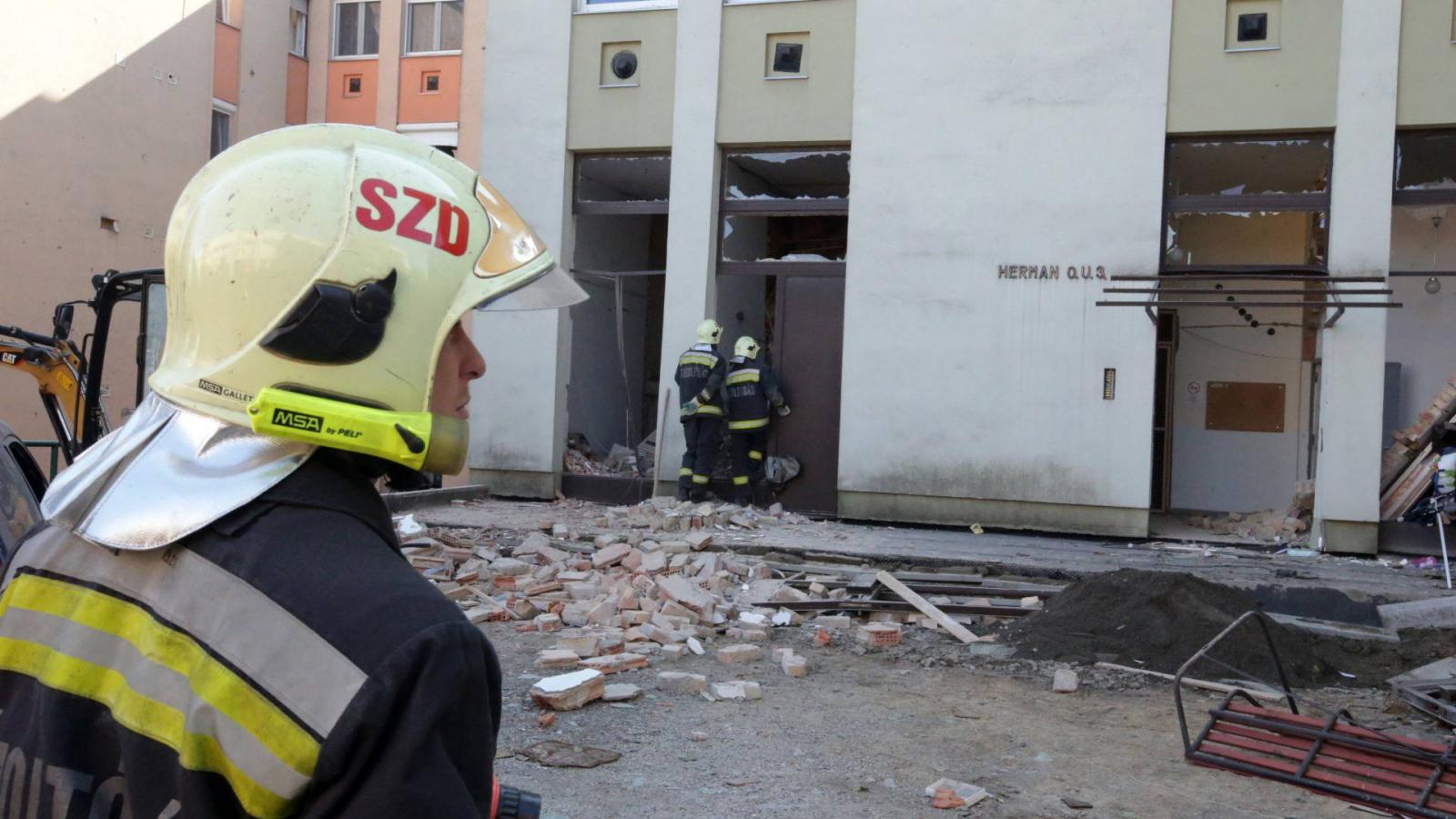 Tűzoltók Szekszárdon, egy Herman Ottó utcai társasháznál, ahol gázrobbanás történt egy második emeleti lakásban