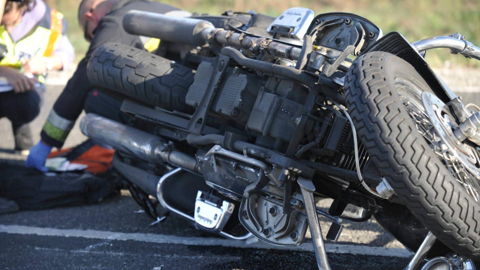 Összetört motorkerékpár, miután mentőautóval ütközött a 7-es számú főúton, Pettendnél