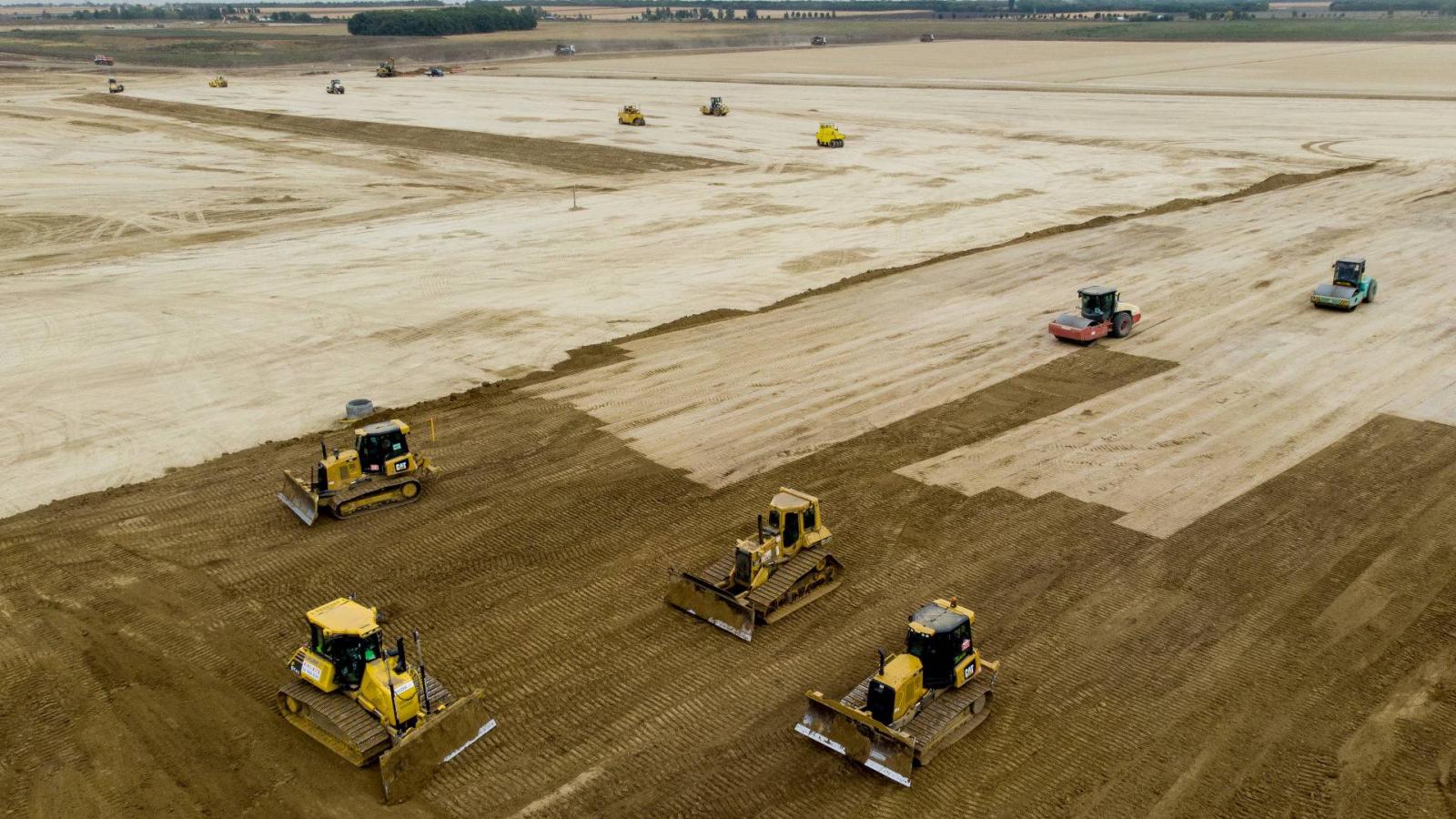 Munkagépek dolgoznak a leendõ BMW-gyár építési területén Debrecen közelében 2019. szeptember 23-án