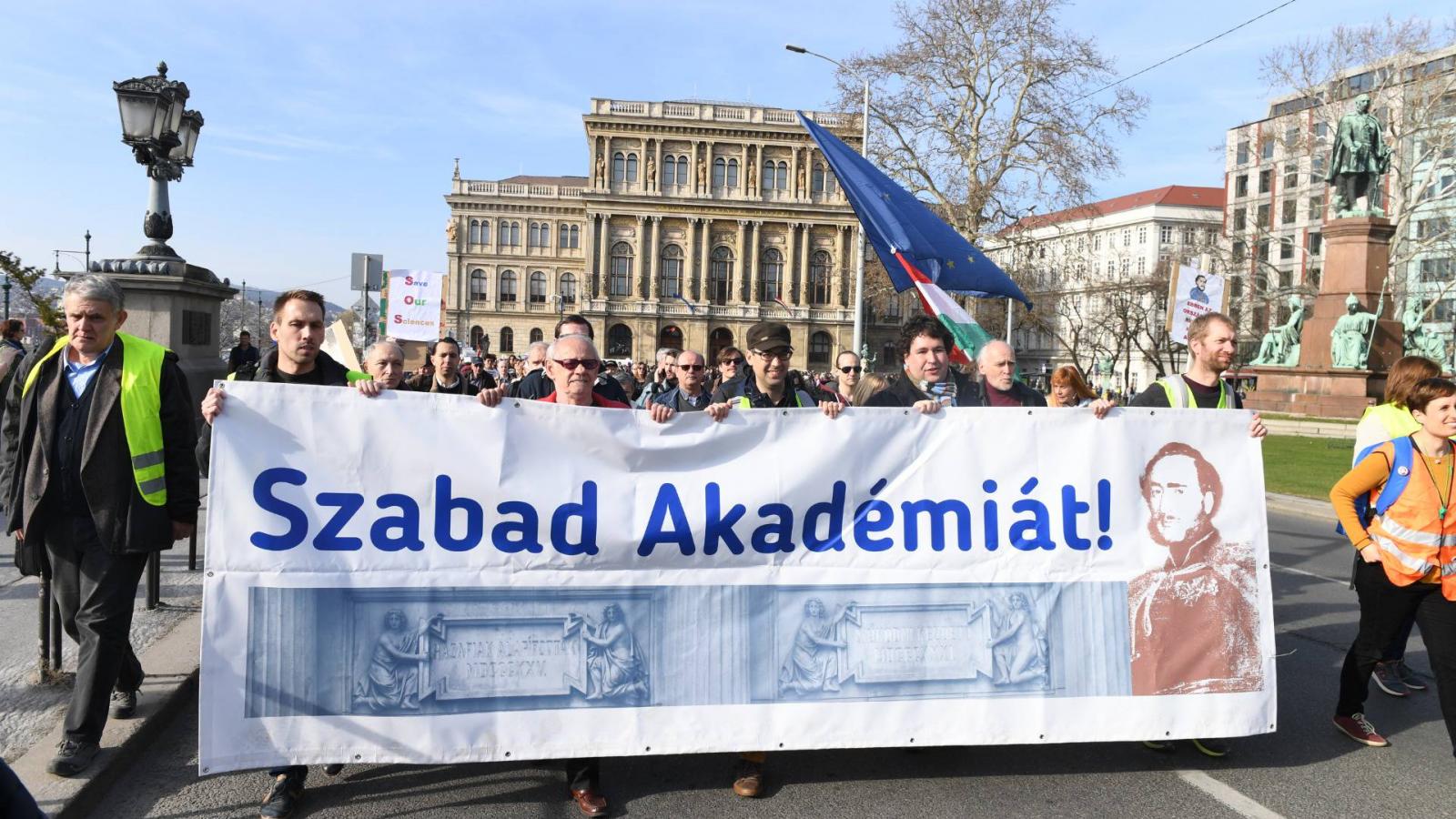 Az Akadémiai Dolgozók Fórumának tüntetése március 21-én