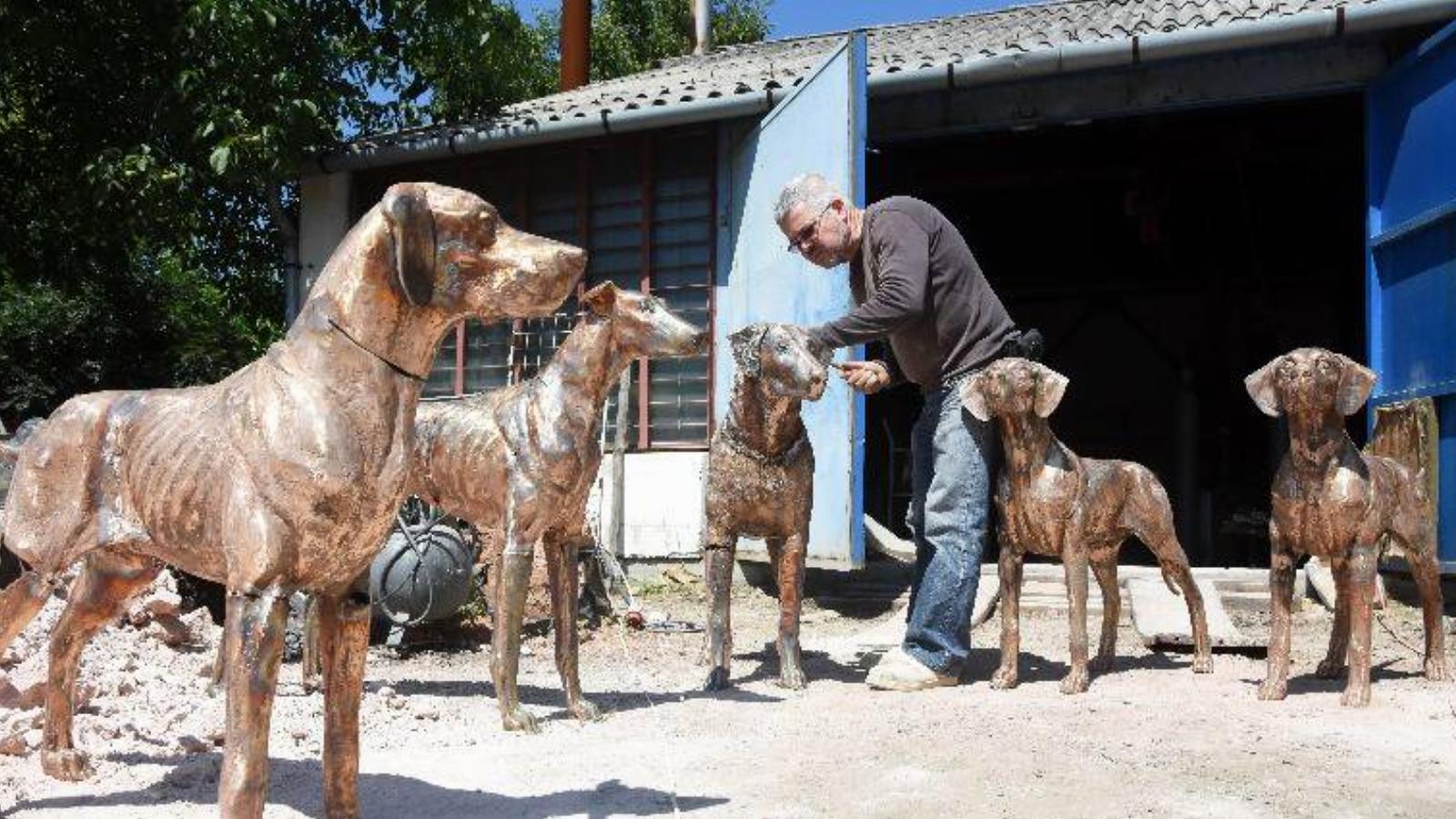 A magyar fajtájú kutyák készülő bronzszobrait cizellálja Pogány Gábor Benő szobrászművész