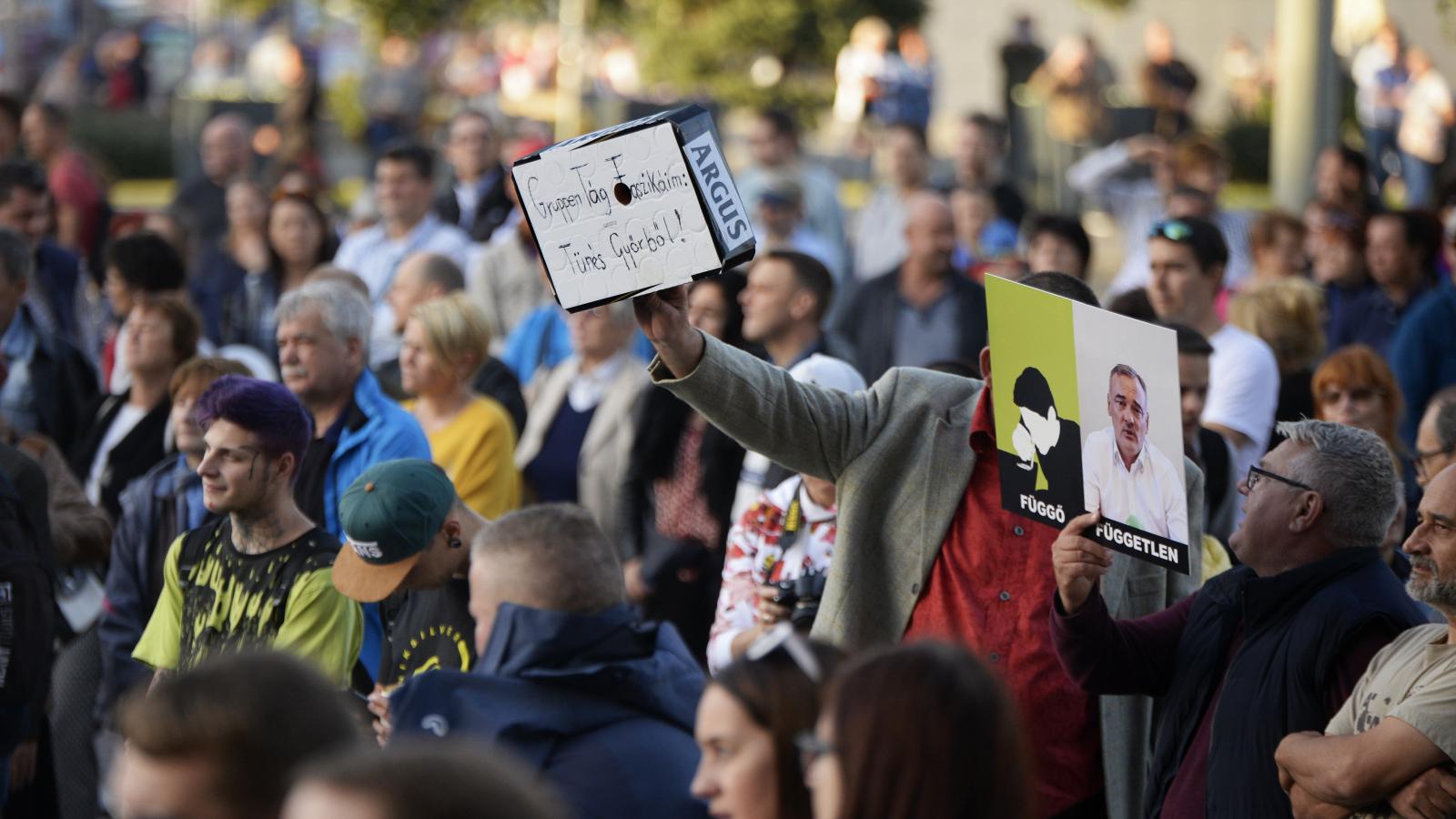 Tüntetők követelték Borkai Zsolt polgármester lemondását Győrben, 2019. október 19-én