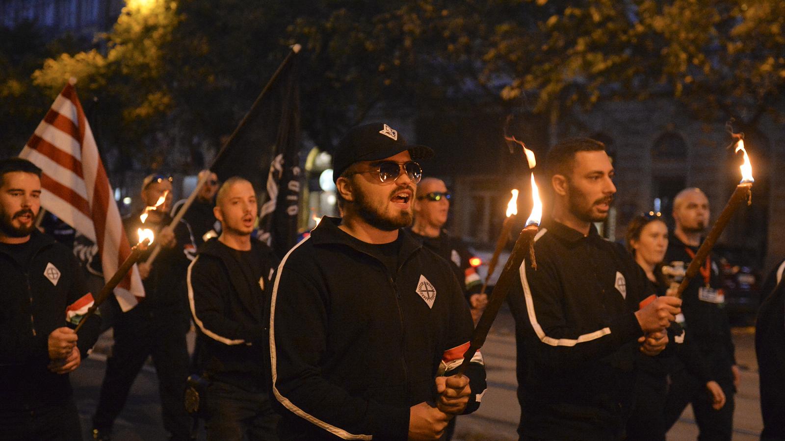 A Légió Hungária fáklyát tartó, jelszavakat skandáló tagjai 2019. október 23-án Budapesten