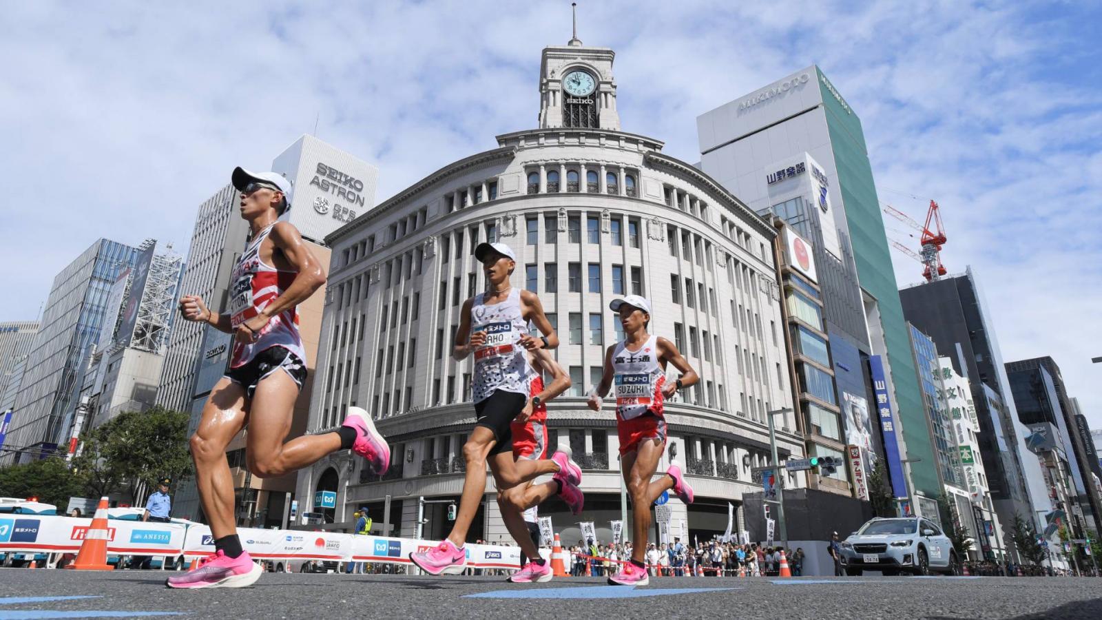 Futók a tokiói Marathon Grand Championship elnevezésű versenyen, ami az olimpiai maratoni szám fűpróbája volt