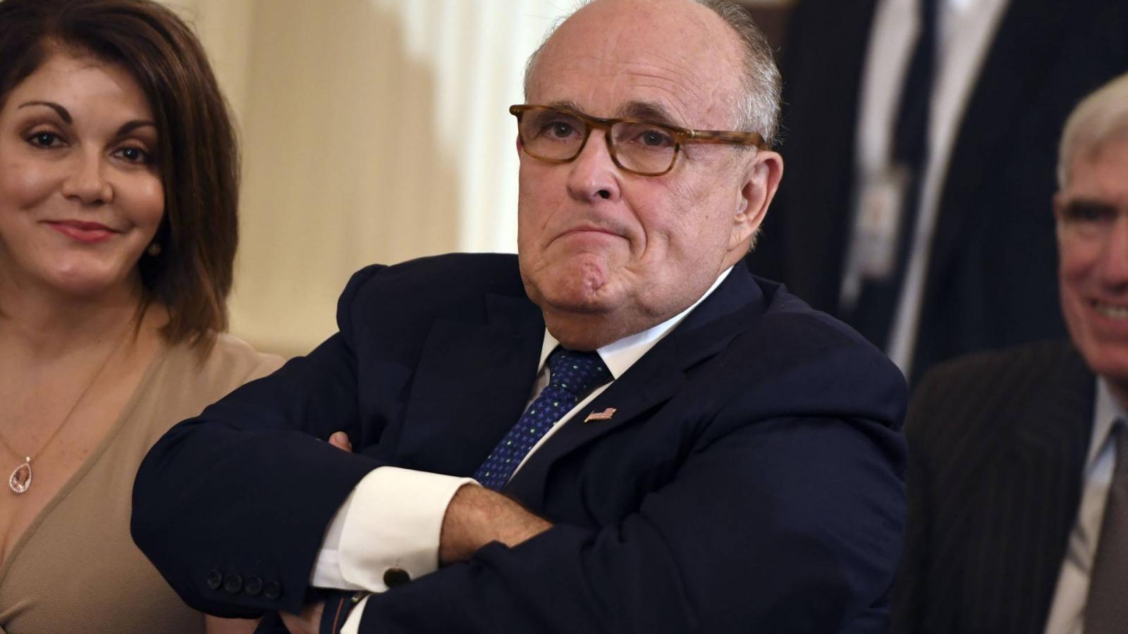 Rudy Giuliani, Trump személyi ügyvédje (középen)