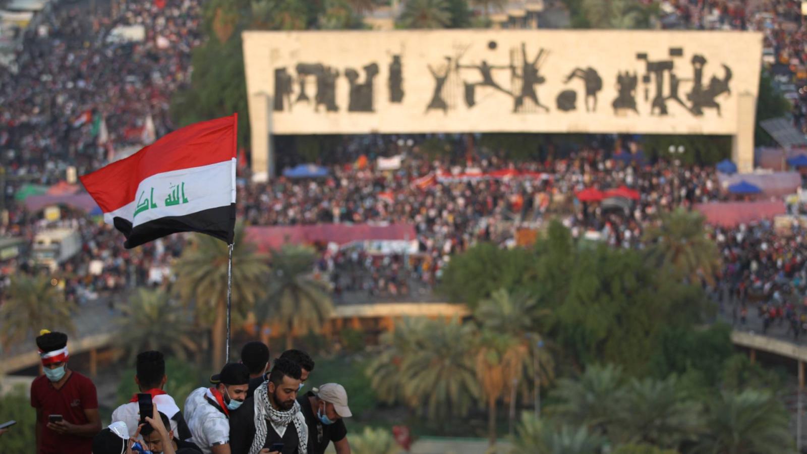 Tüntetők a Tahrir téren, Bagdadban, október 28-án