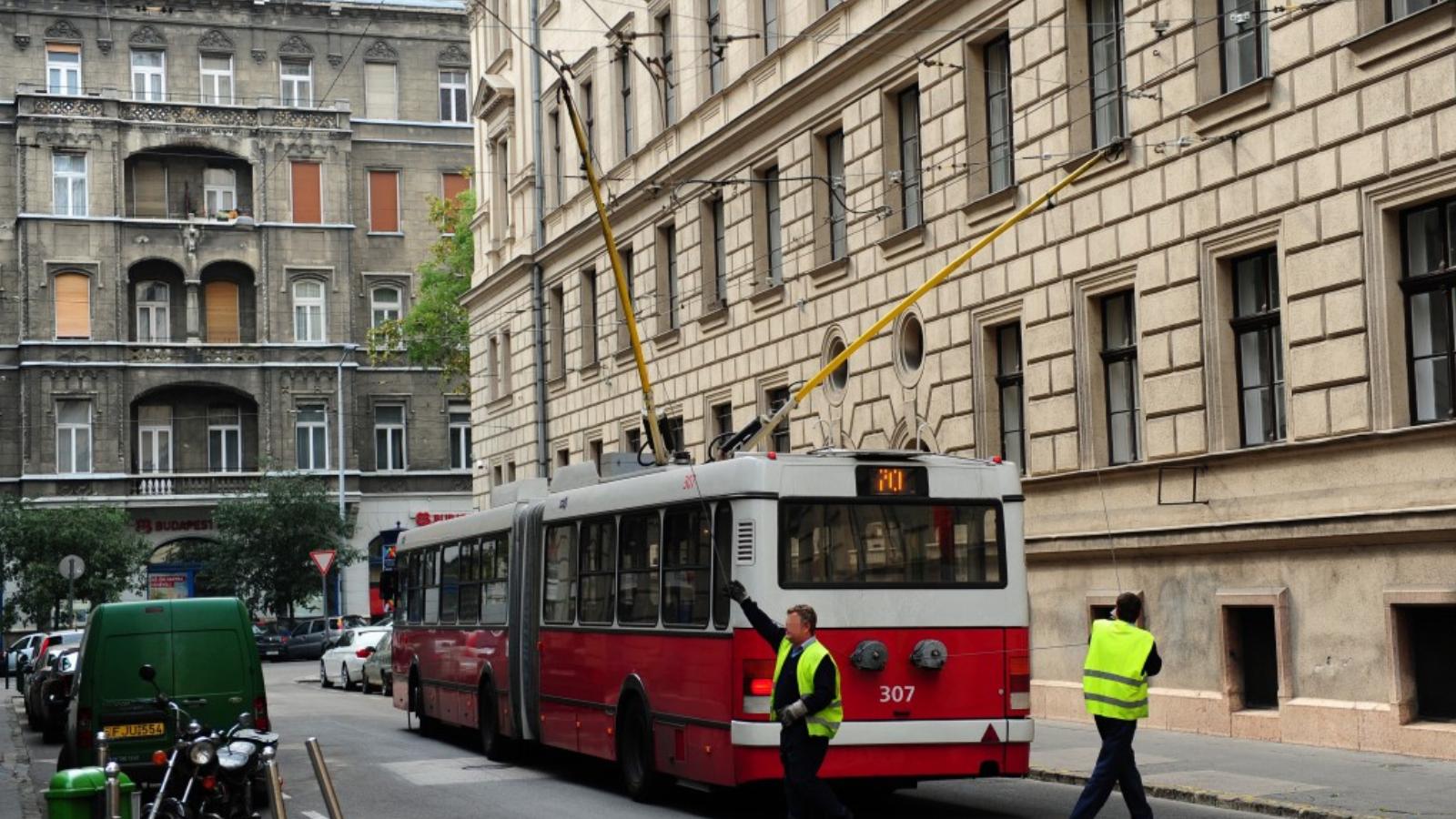 A Kossuth tér felújítása miatt a trolik felső vezetéke nem került visszaépítésre – az új végállomáson, a Földművelésügyi Miniszt