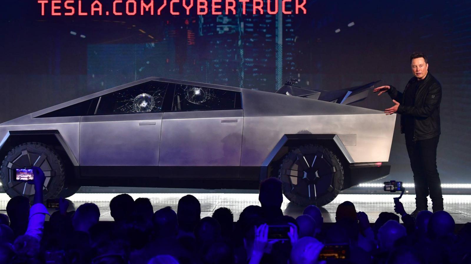 Elon Musk a Tesla Cybertruck nevű modelljének bemutatóján. A képen jól láthatóak a törhetetlennek mondott, a nyilvános teszt közben mégis betörő ablakok