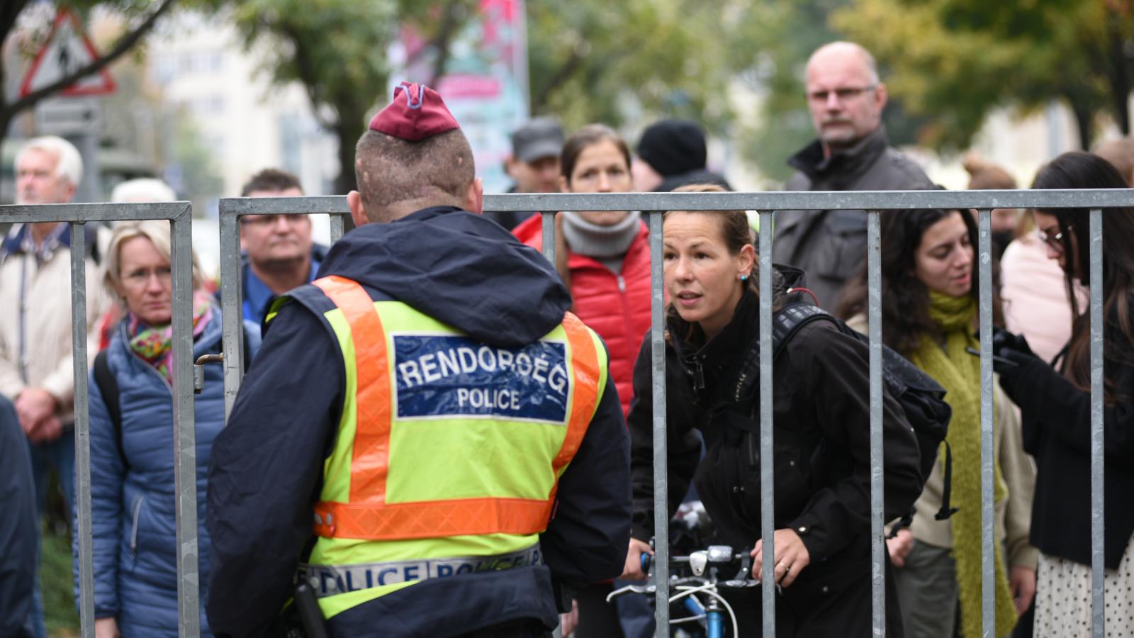 A gyalogosok többsége türelmetlen, régen nem volt ilyen mértékű lezárás