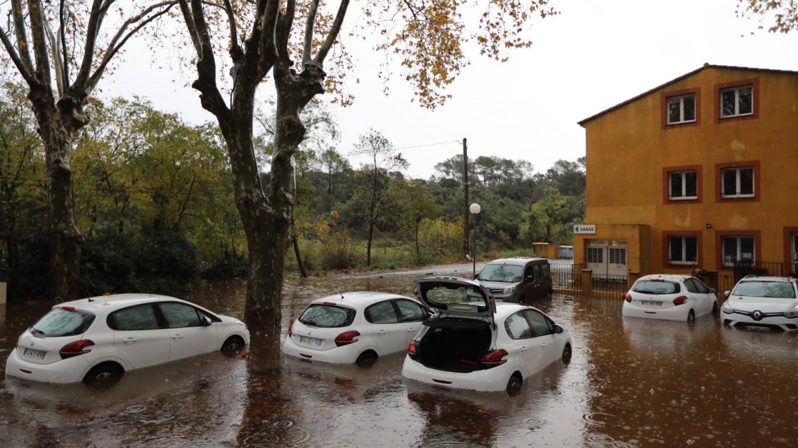 Elárasztott parkoló a franciaországi Roquebrune-sur-Argensben