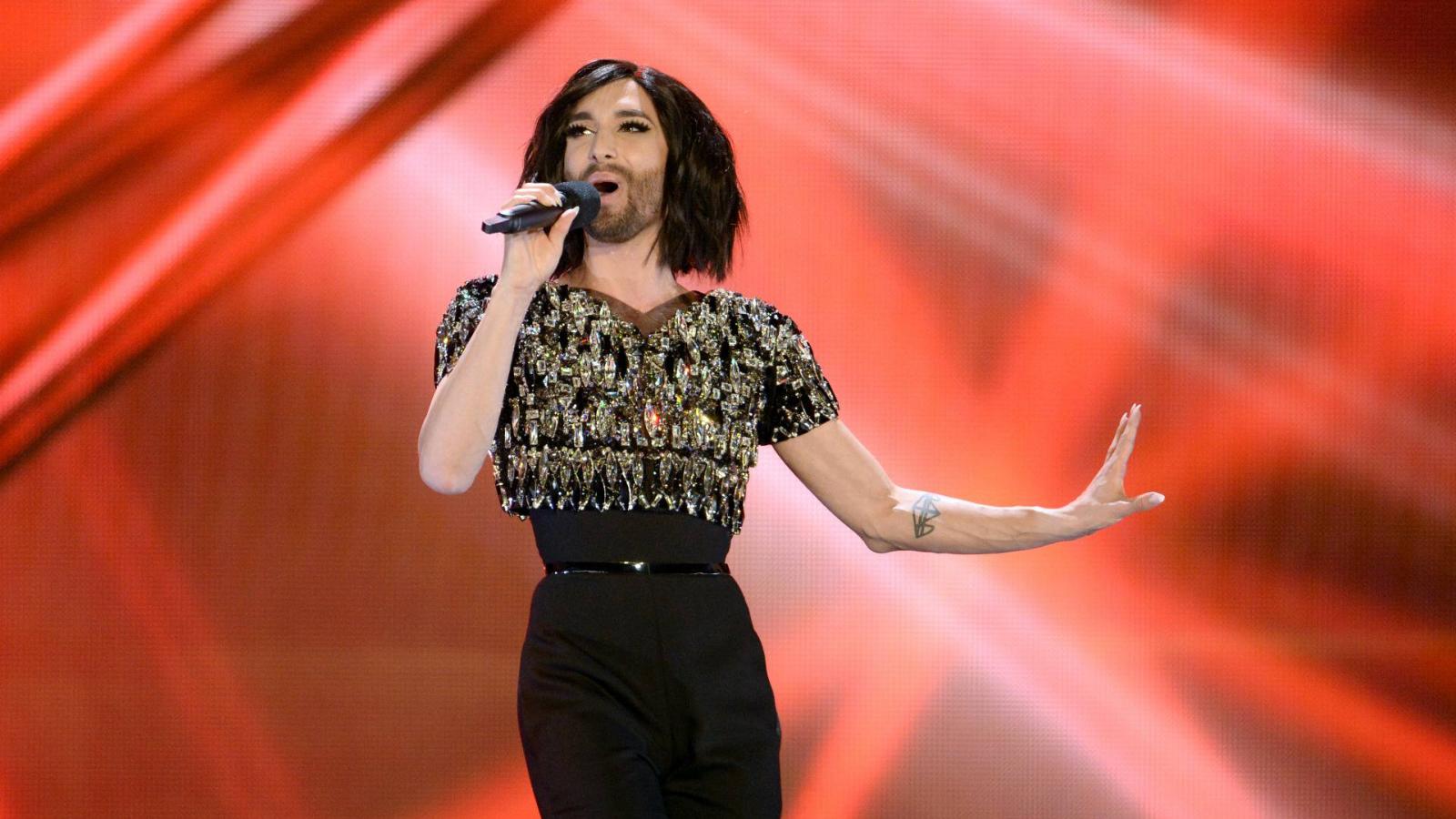 Conchita Wurst, az Eurovíziós Dalfesztivál 2014-es osztrák transzvesztita győztese. Megjelenése a magyar szélsőjobboldalon is kiverte a biztosítékot