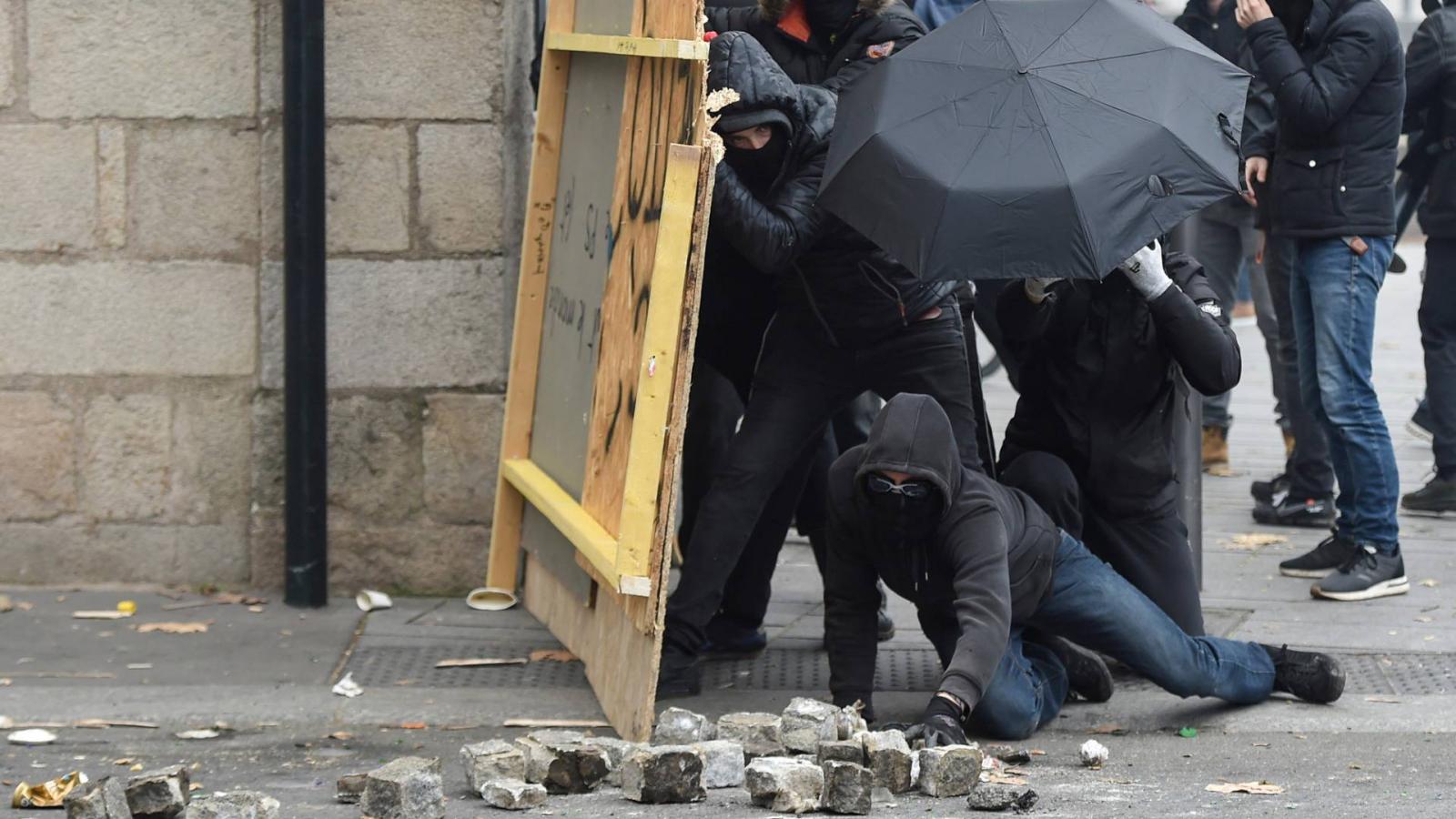 A demonstrációkhoz az utcákon az elmúlt években látványosan aktív csoportok is csatlakoztak: a sárgamellényesek és a tavaly május elsejei zavargásokban főszerepet vállaló anarchista csoportok, az úgynevezett „fekete blokkok” is