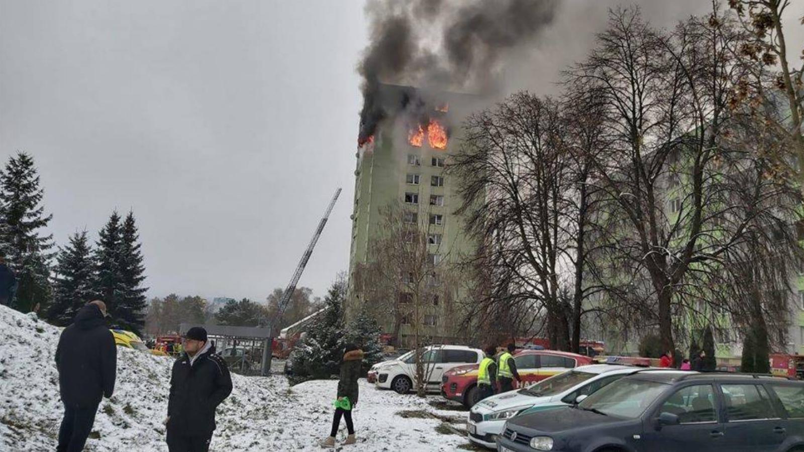 Tűzoltók dolgoznak az eperjesi háztűz megfékezésén