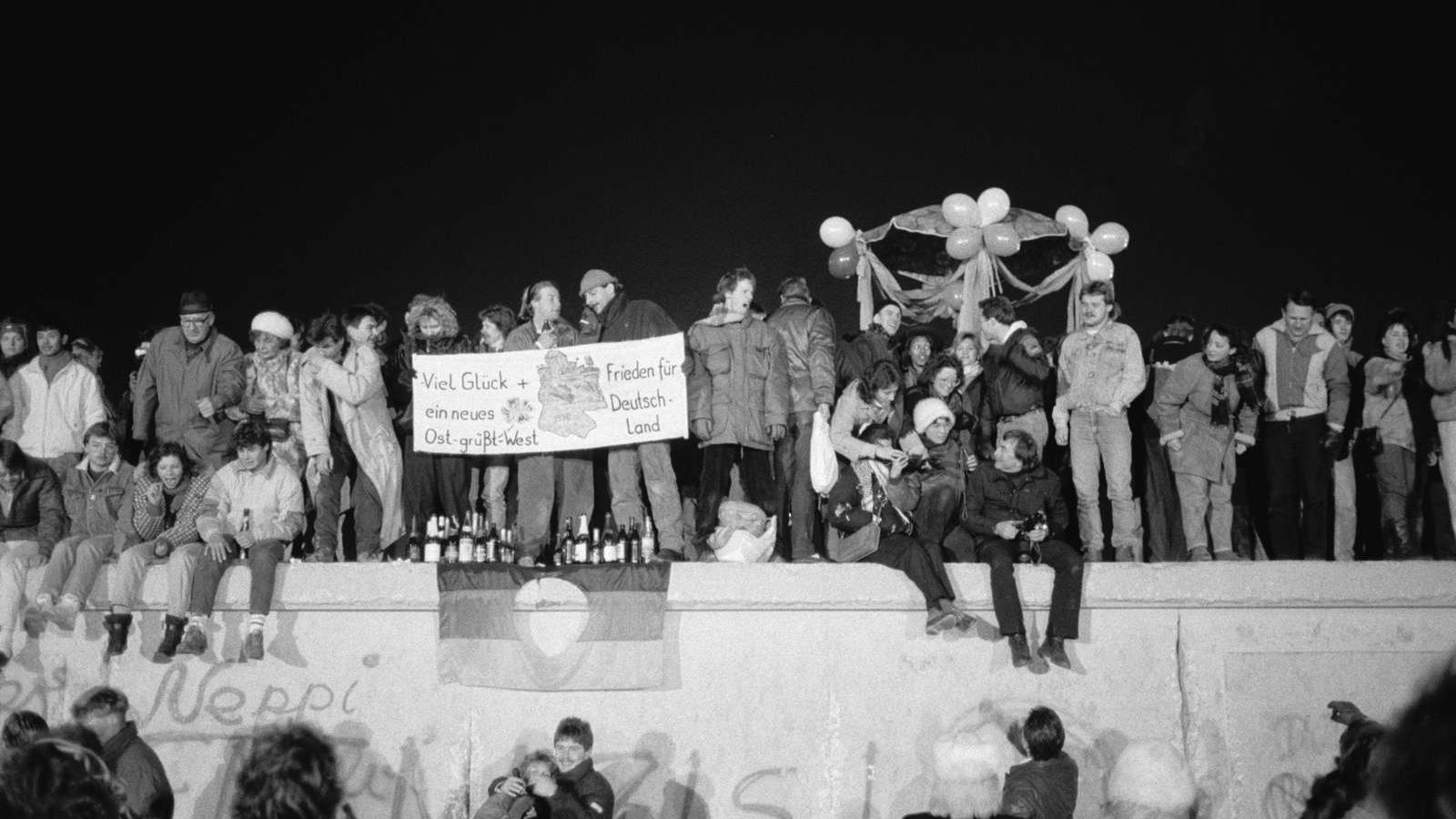 Ünneplő tömeg a berlini fal tetején – 28 éven keresztül osztotta meg a főváros lakóit FOTÓ: EUROPRESS/GETTY IMAGES/HULTON ARCHIV