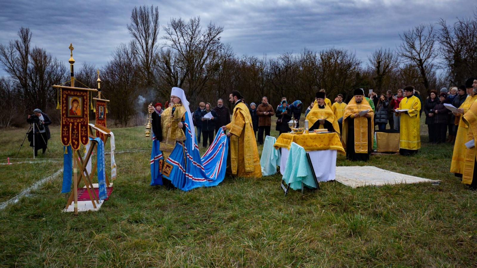 Márk Jegorjevszkij püspök, a Magyar Ortodox Egyházmegye kormányzó főpapja (b) istentisztelet celebrál a Szentséges Isten Anyja Életadó Forrás ikonjának tiszteletére elnevezett ortodox templom alapkőletételén, a hévízi Ady utcában