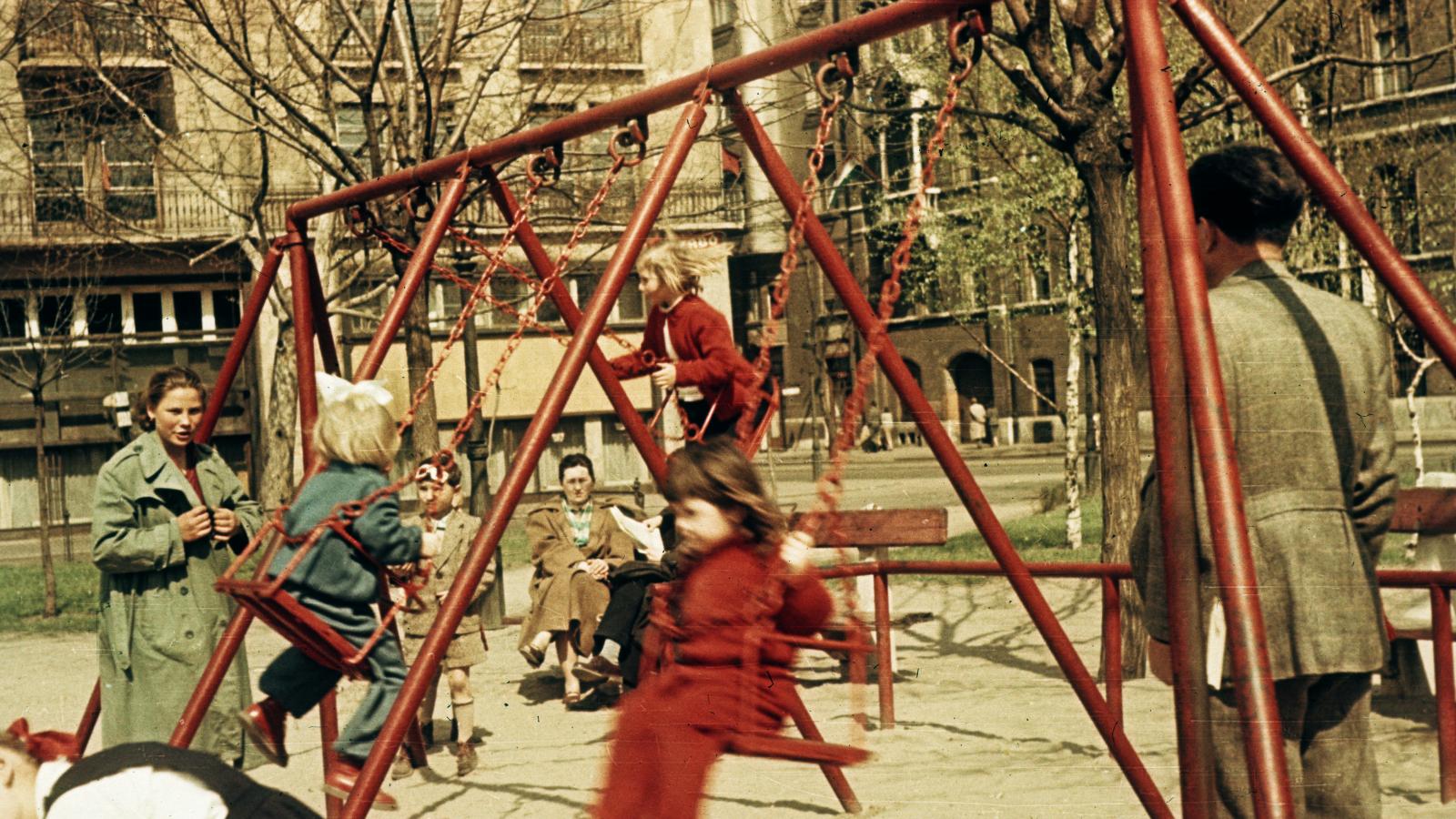 1960. Magyarország, Budapest V.  Játszótér a Kossuth Lajos tér északi oldalán, jobbra a Balassi Bálint utca