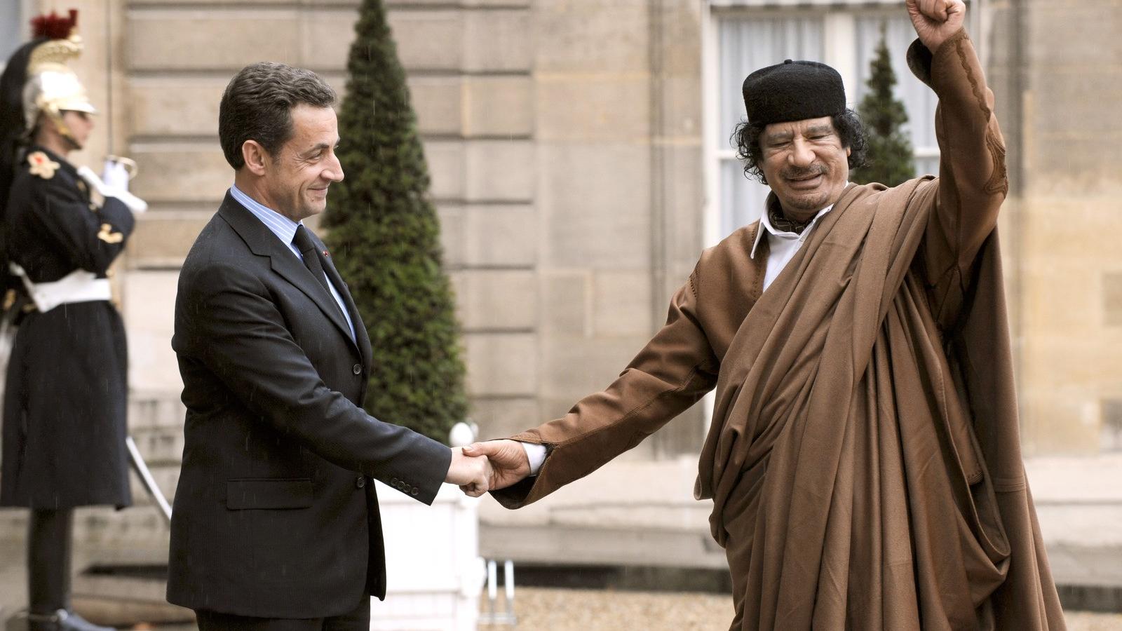 A 2007. december 10-én készült fényképen a líbiai vezető, Moamer Kadhafi érkezik Párizsba, az Elysee palotába, ahol Nicolas Sarkozy fogadta