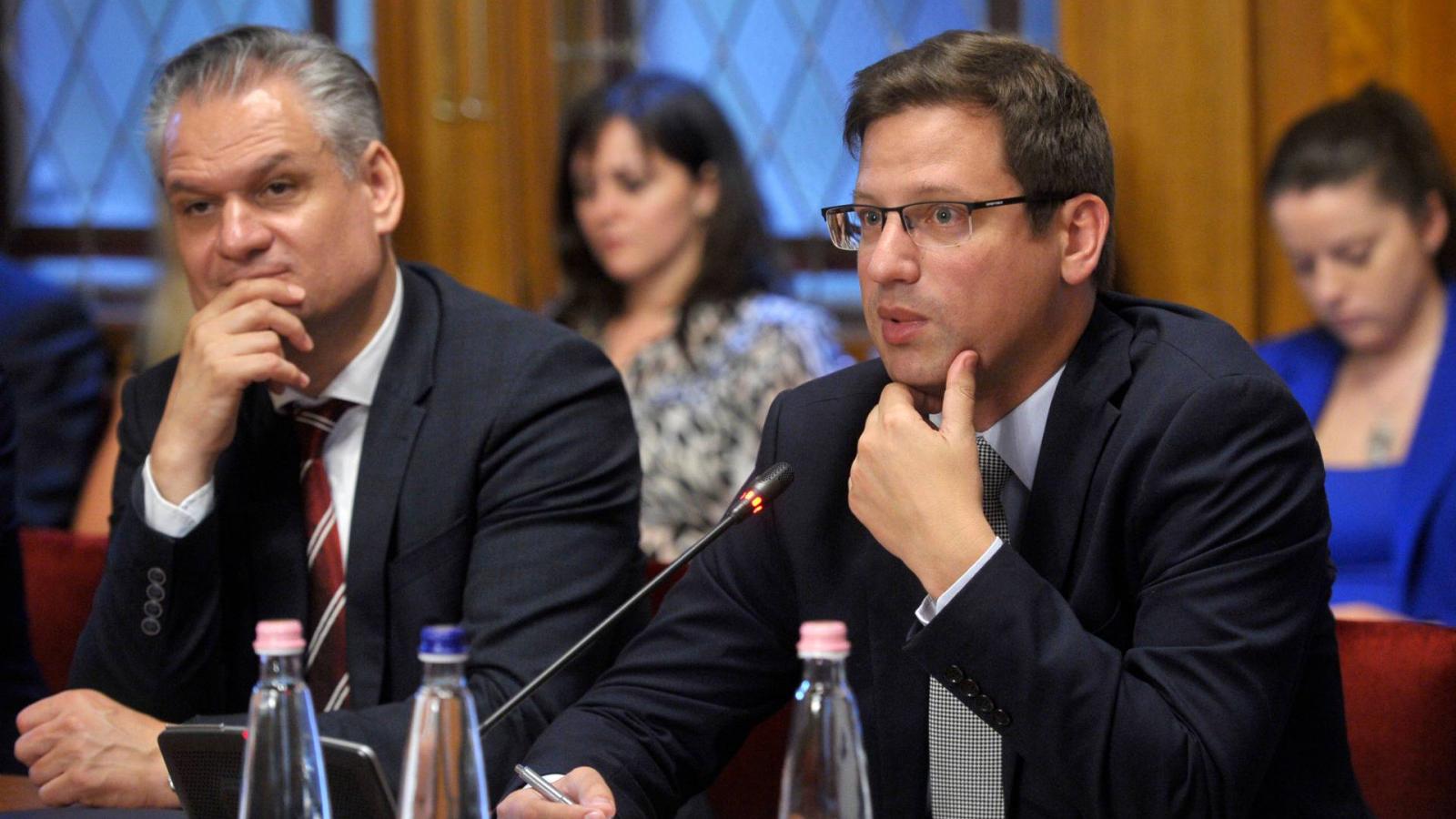 Gulyás Gergely Miniszterelnökséget vezető miniszter, mellette Takács Szabolcs Ferenc, mint európai uniós ügyekért felelős államtitkár