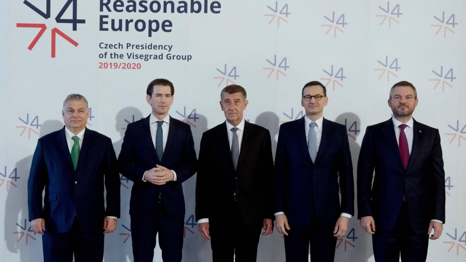 Prága, 2020. január 16.Orbán Viktor miniszterelnök, Sebastian Kurz osztrák kancellár, valamint Andrej Babis cseh, Mateusz Morawiecki lengyel és Peter Pellegrini szlovák kormányfõ (b-j) a visegrádi országok (V4) kormányfõi csúcstalálkozóján a prágai Nemzet